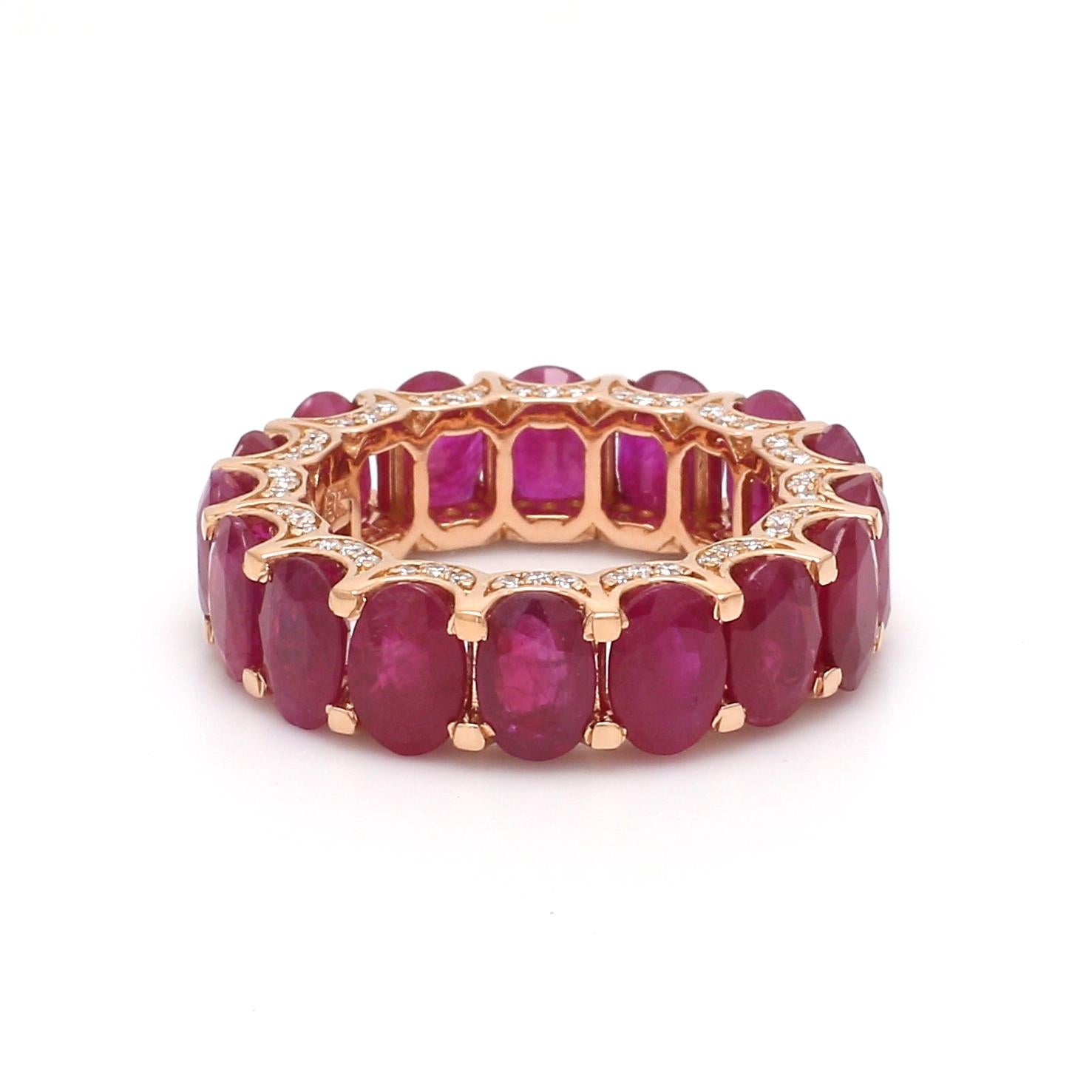 En vente :  Bague jonc en or rose 18 carats avec rubis ovale naturel pavé de diamants et pierres précieuses 3
