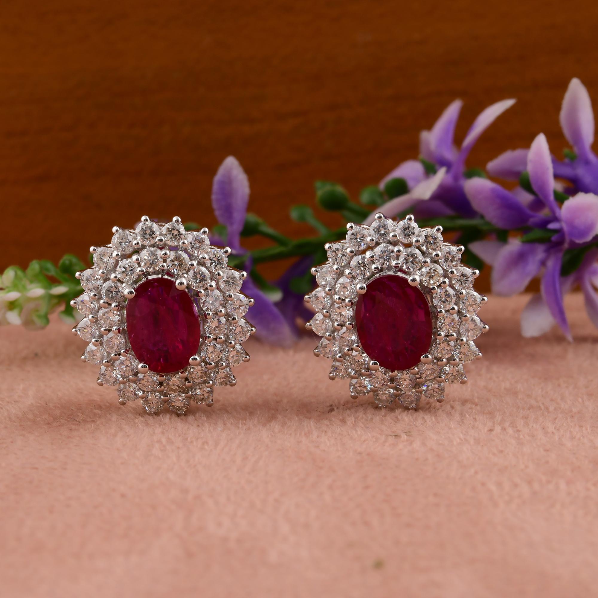 Coulées dans de l'or 18 carats, ces boucles d'oreilles exquises sont serties de 2,01 carats de rubis et de 1,80 carats de diamants étincelants.

Suivez la vitrine de Spectrum Jewels pour découvrir la dernière collection et les pièces exclusives.