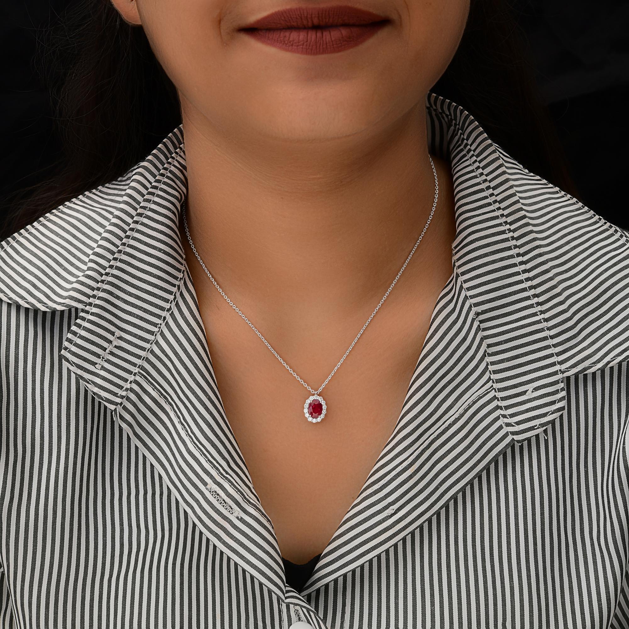 Collar Colgante de Piedra Preciosa Rubí Oval Natural SI/H Diamante Oro Blanco 18 Kilates Corte oval en venta