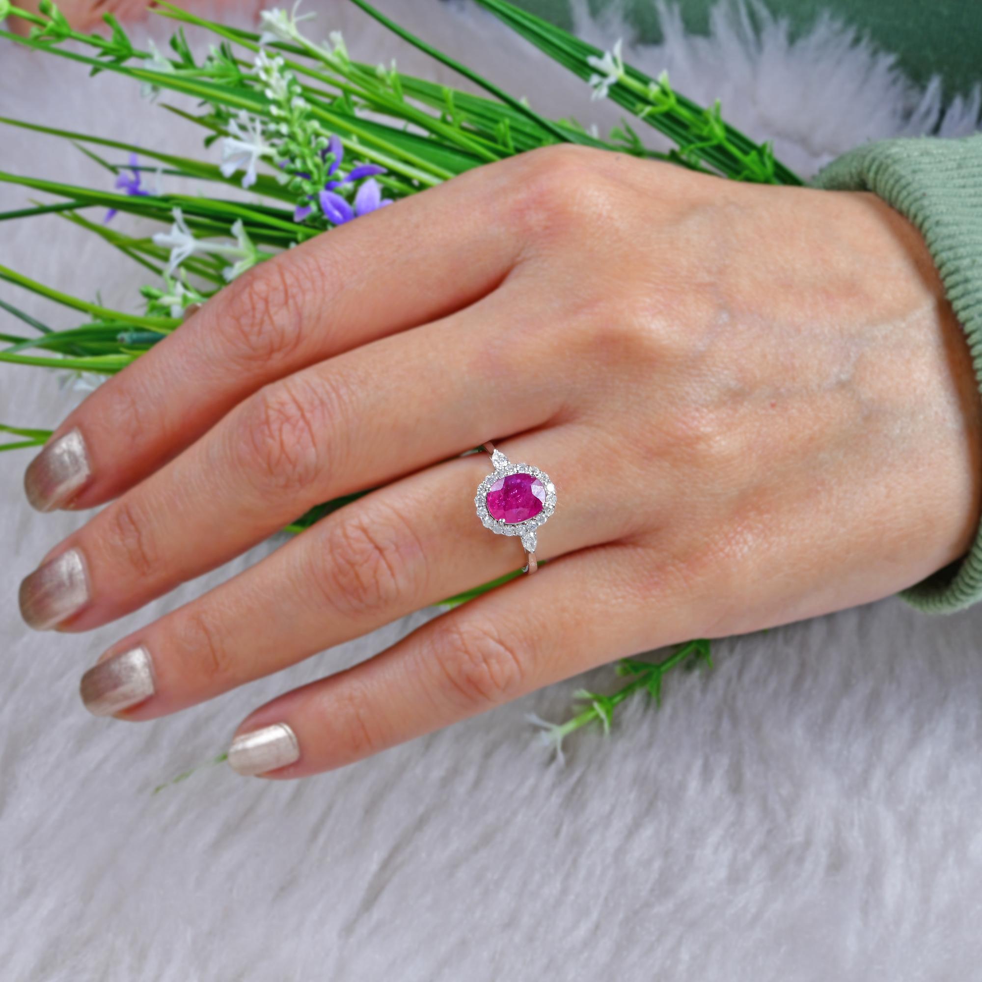 Natürlicher ovaler Rubin Edelstein Ring Diamant 18 Karat Weißgold Handgefertigter Schmuck im Zustand „Neu“ im Angebot in Diera, Dubai