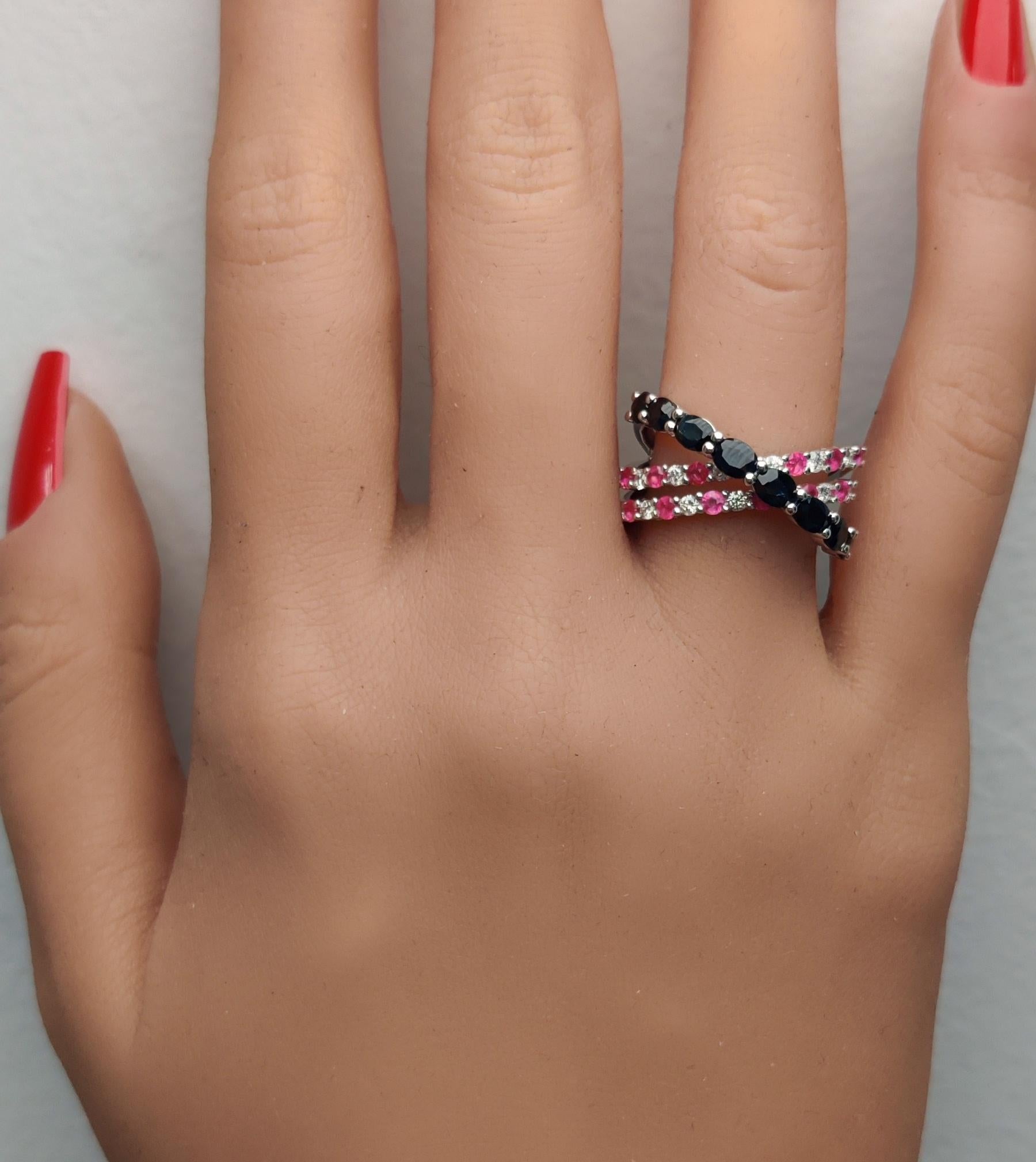 Zaffiro ovale Nature, diamante e rubino da 2.84 carati TW, fascia da cocktail in oro In condizioni Nuovo in vendita a New York, NY