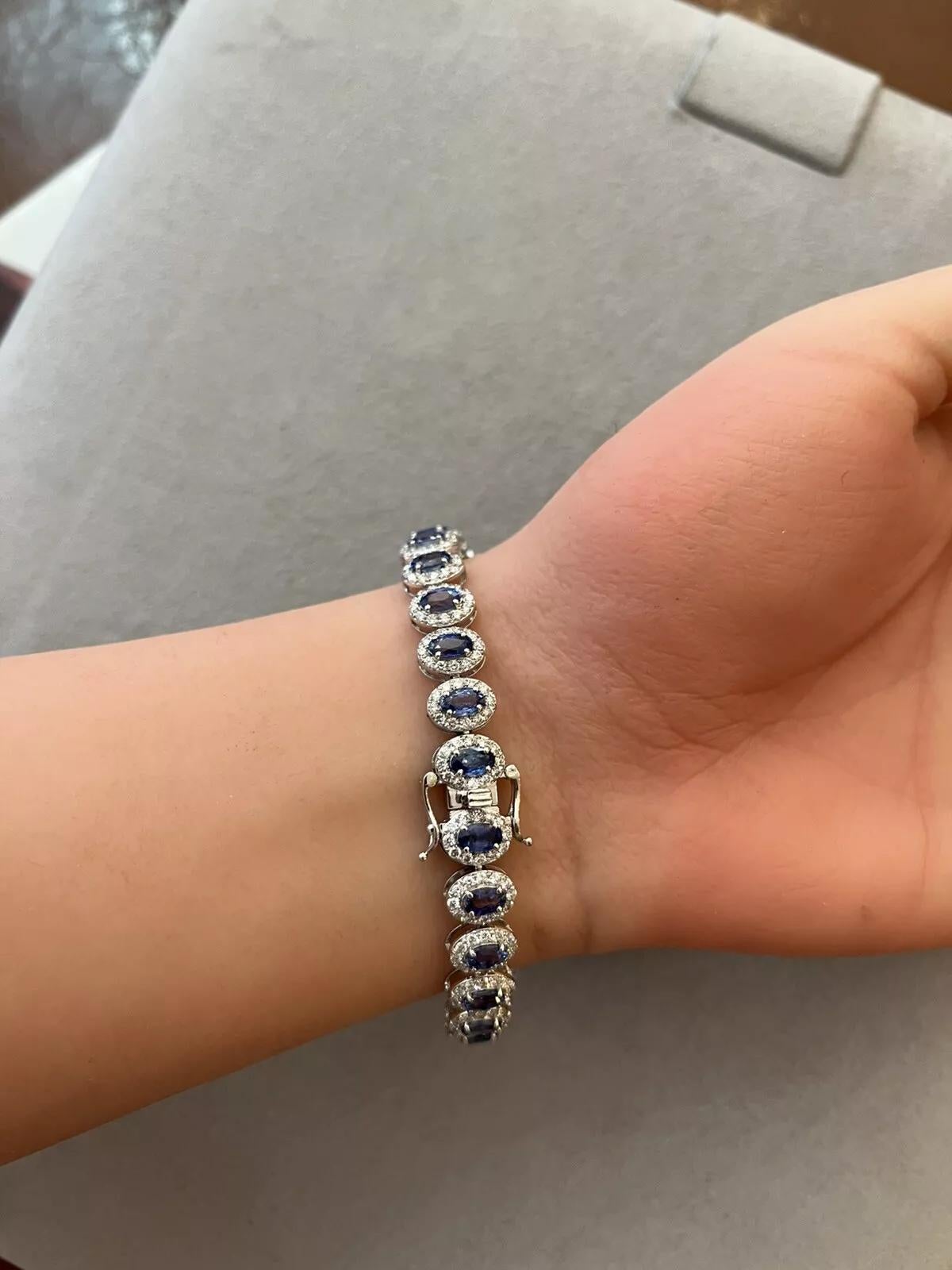 Ovales Saphir- und Diamant-Halo-Armband aus 14k Weißgold 

Saphir und Diamant Armband verfügt über 28 ovale Glieder mit natürlichen ovalen blauen Saphiren umgeben von natürlichen runden Diamanten Pave Halos alle in 14k Weißgold gesetzt. Das Armband