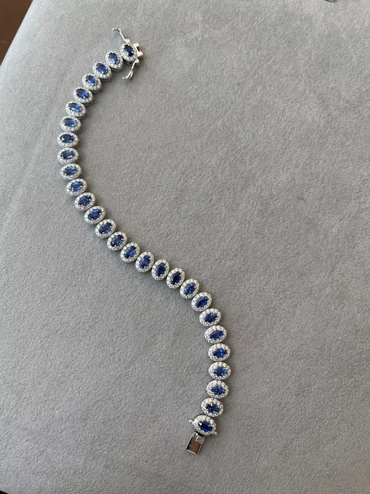 Armband aus 14 Karat Weißgold mit natürlichem ovalem Saphir und Diamant-Halo (Ovalschliff) im Angebot