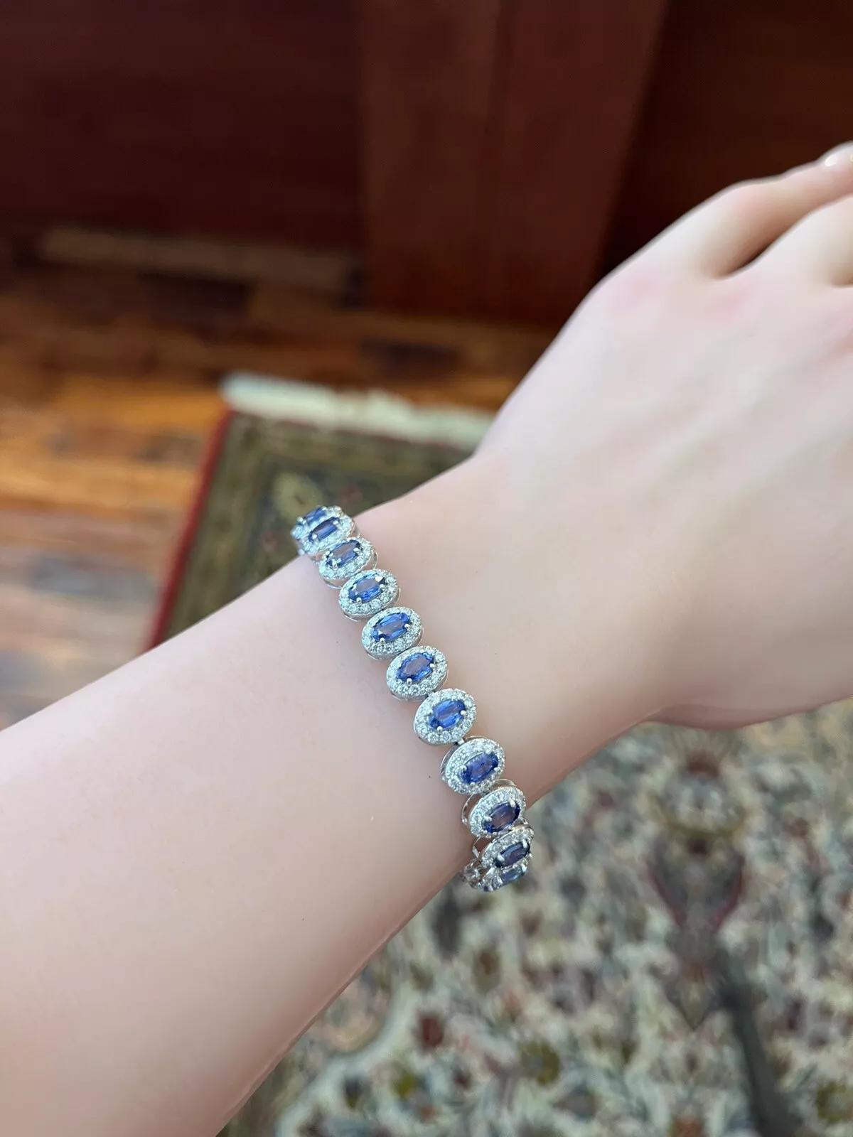 Armband aus 14 Karat Weißgold mit natürlichem ovalem Saphir und Diamant-Halo im Zustand „Hervorragend“ im Angebot in La Jolla, CA