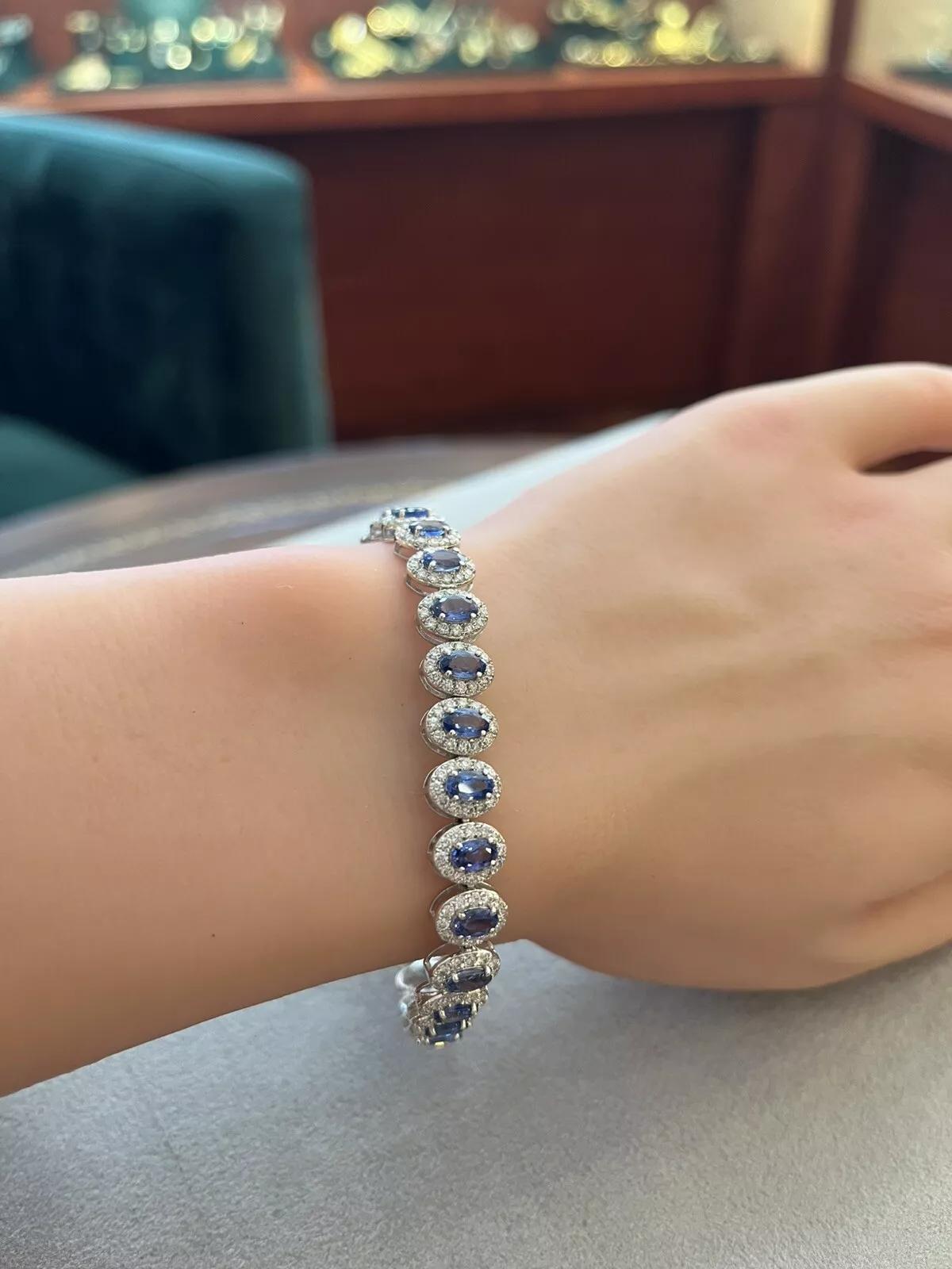 Armband aus 14 Karat Weißgold mit natürlichem ovalem Saphir und Diamant-Halo Damen im Angebot