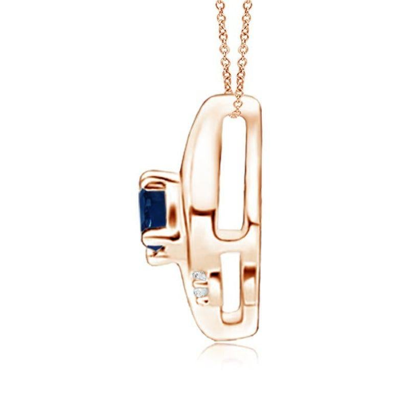 Questo splendido ciondolo con zaffiro solitario presenta una seducente cornice a conchiglia all'interno della quale si trova uno zaffiro blu ovale incastonato. Gli scintillanti accenti di diamanti rotondi aggiungono al fascino complessivo del