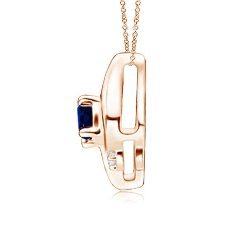 Questo splendido ciondolo con zaffiro solitario presenta una seducente cornice a conchiglia all'interno della quale si trova uno zaffiro blu ovale incastonato. Gli scintillanti accenti di diamanti rotondi aggiungono al fascino complessivo del