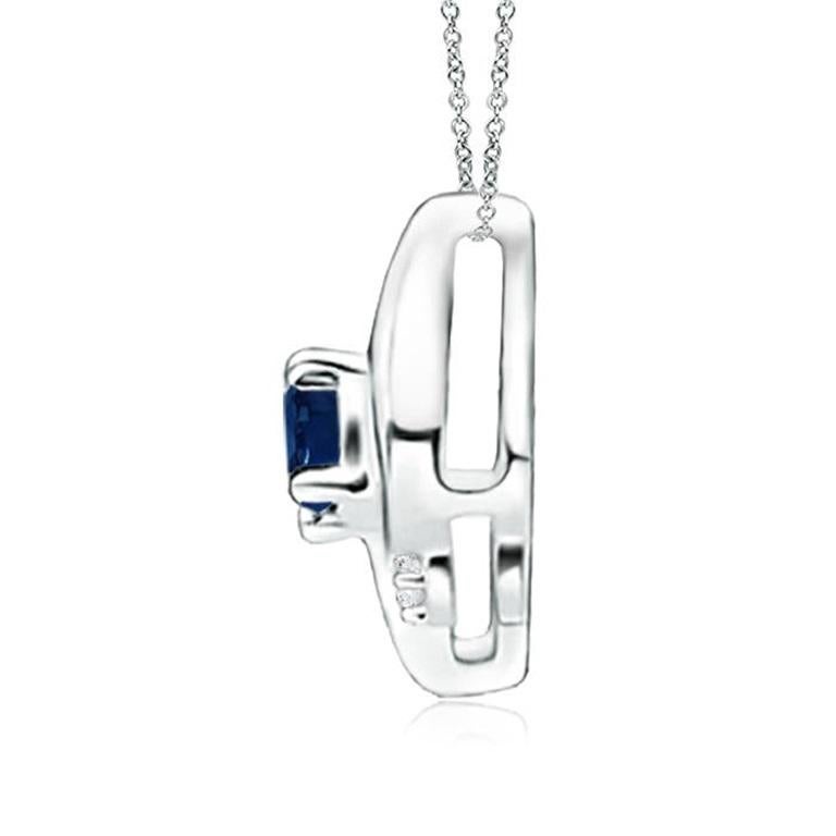 Questo splendido ciondolo con zaffiro solitario presenta una seducente cornice a conchiglia all'interno della quale si trova uno zaffiro blu ovale incastonato. Gli scintillanti accenti di diamanti rotondi aggiungono al fascino complessivo del