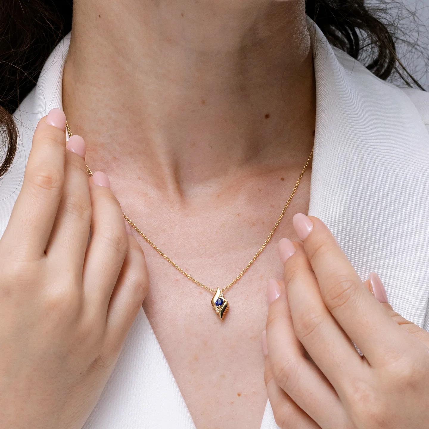 Ciondolo con zaffiro ovale naturale e diamante in oro giallo 14K (dimensioni 4x3 mm) In condizioni Nuovo in vendita a Los Angeles, CA