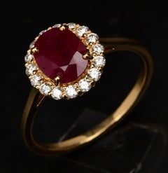 Handgefertigter natürlicher ovaler Rubin-Diamant-Halo-Ring aus 18 Karat Gelbgold