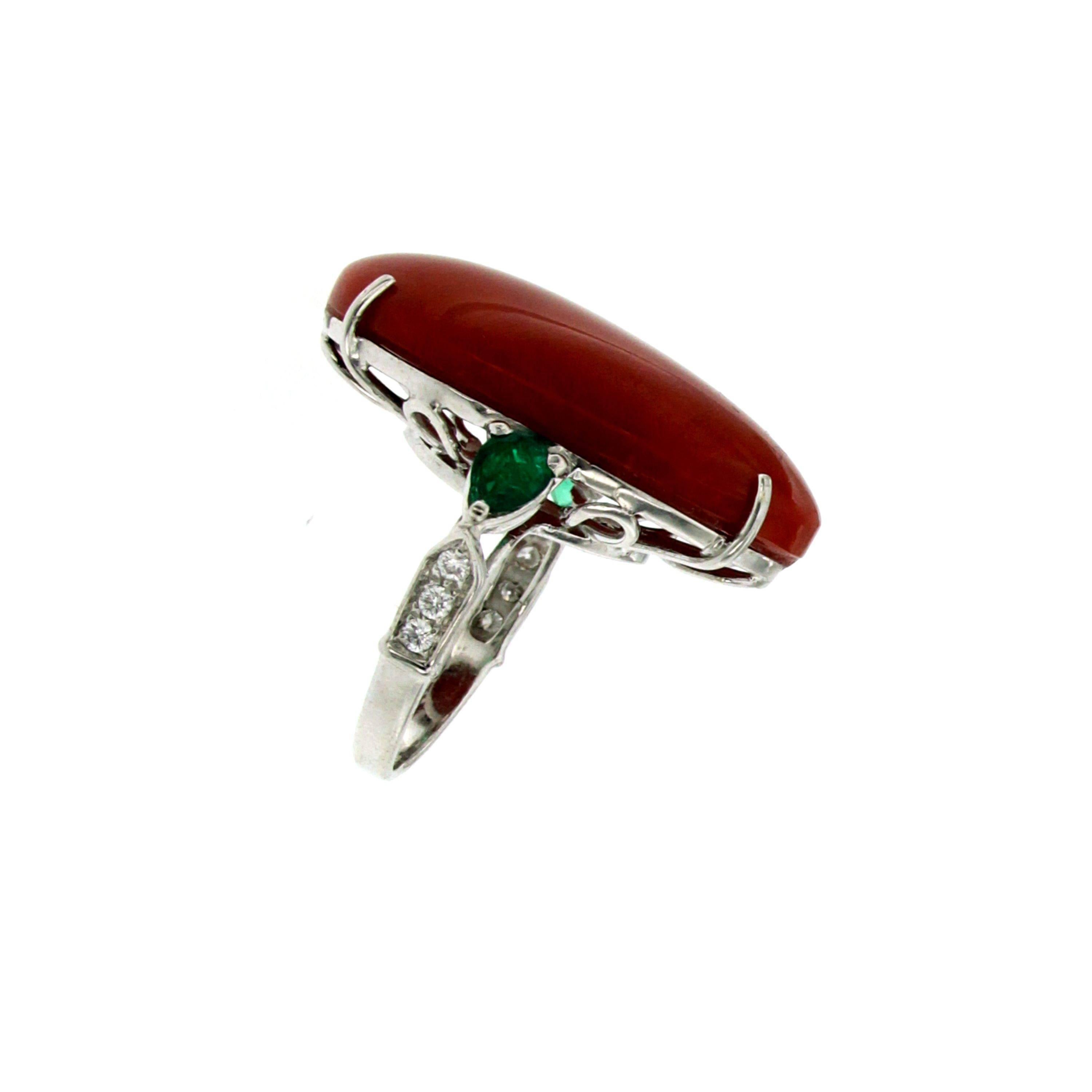 Natural Oxblood Aka Coral Emerald Diamond Cocktail Gold Ring In Excellent Condition In Napoli, Italy