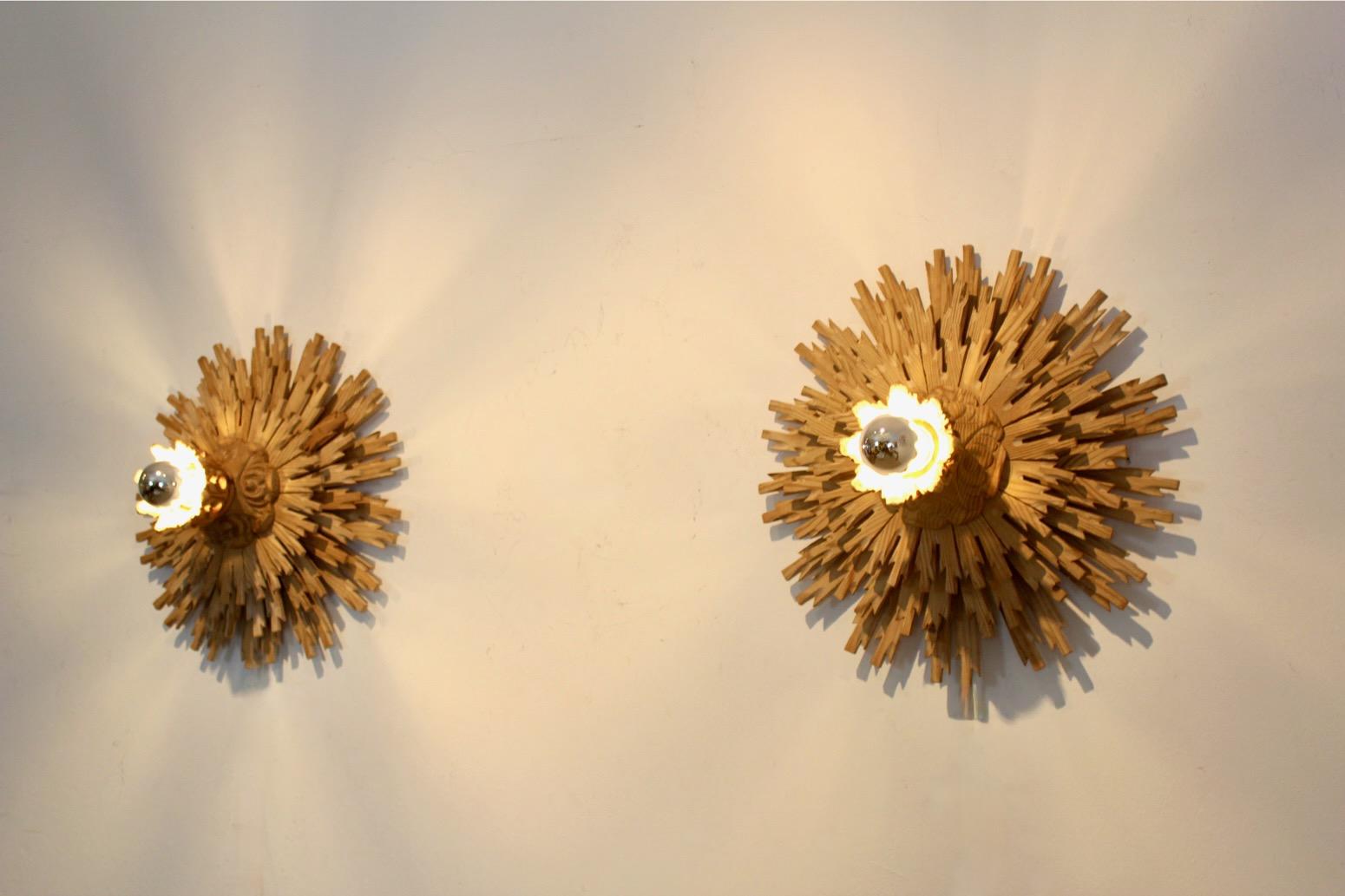 Sofisticata coppia di grandi lampade Sunburst intagliate in legno naturale, ricavate dal faggio europeo e realizzate in Italia negli anni '60. L'aspetto e la sensazione di naturalezza sono straordinari e questo set è disponibile in una versione
