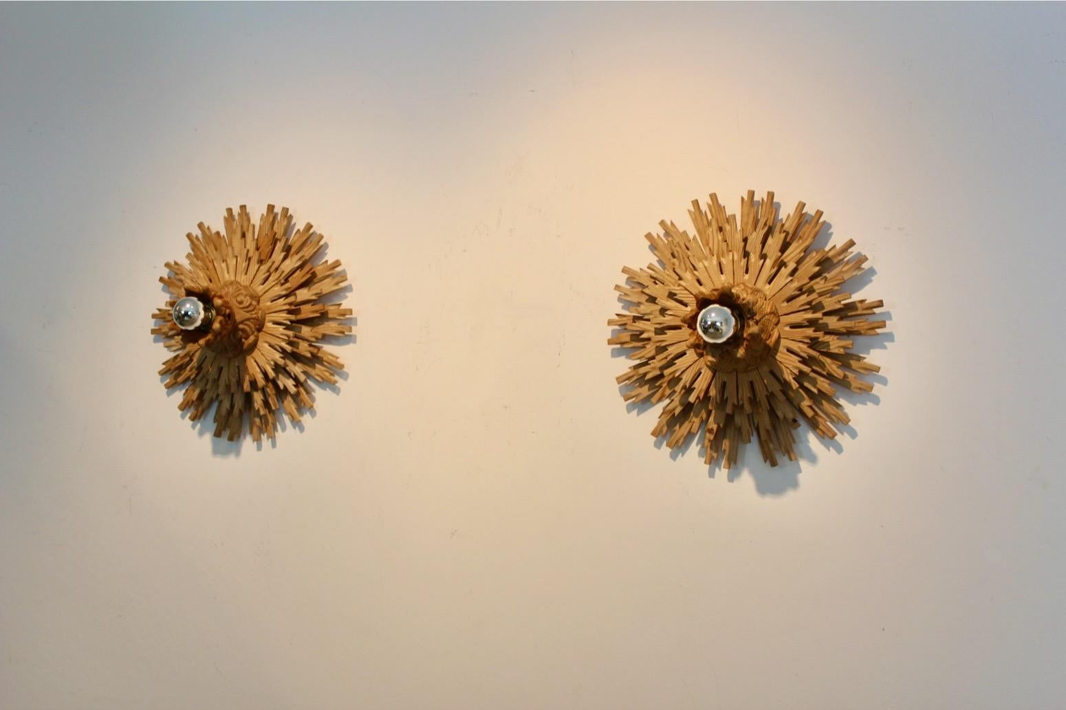 Mid-Century moderno Coppia naturale di grandi lampade in legno intagliato a raggi di sole in vendita