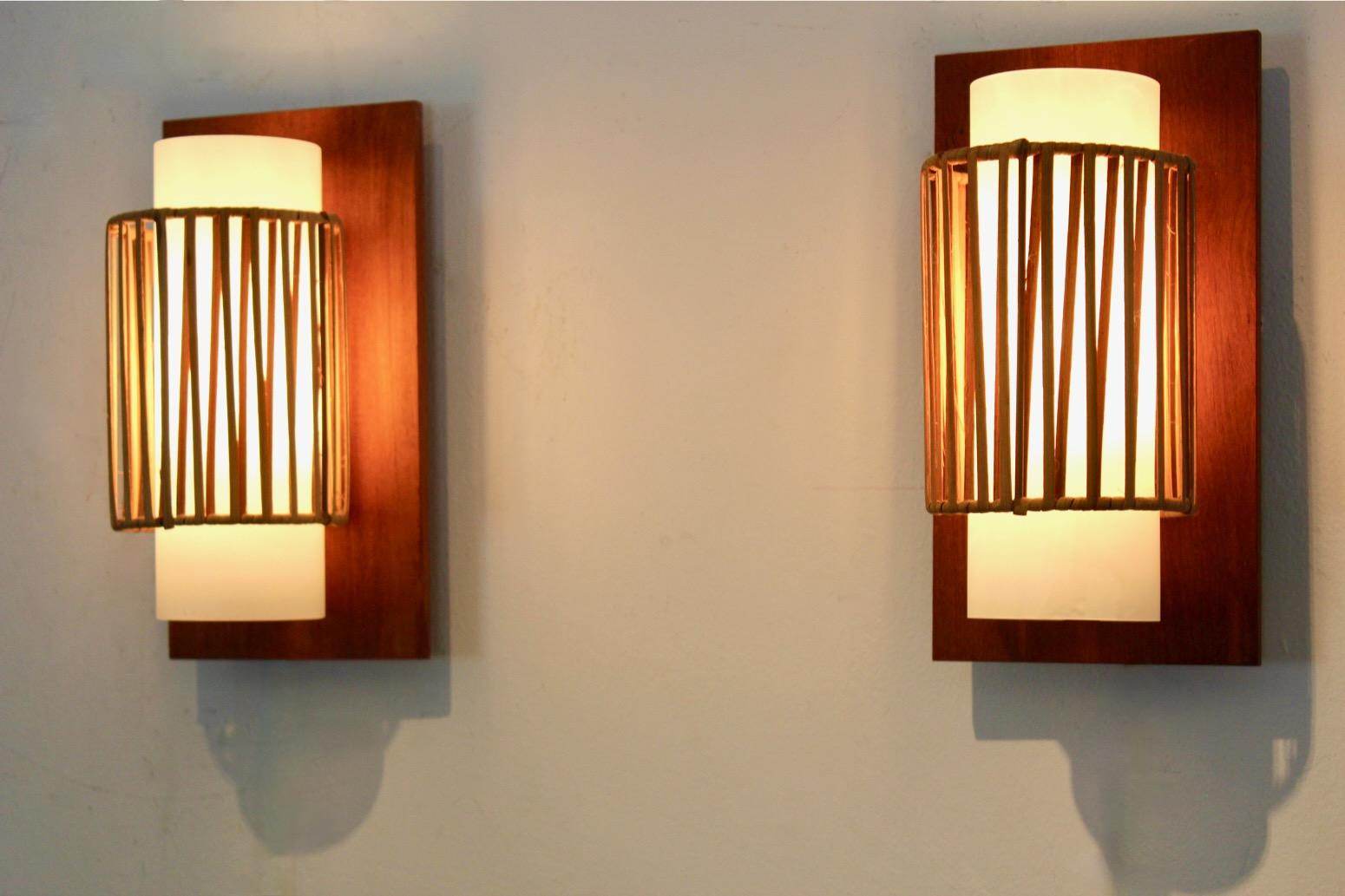 Coppia naturale di applique in rattan, teak e vetro opalino in vendita 3