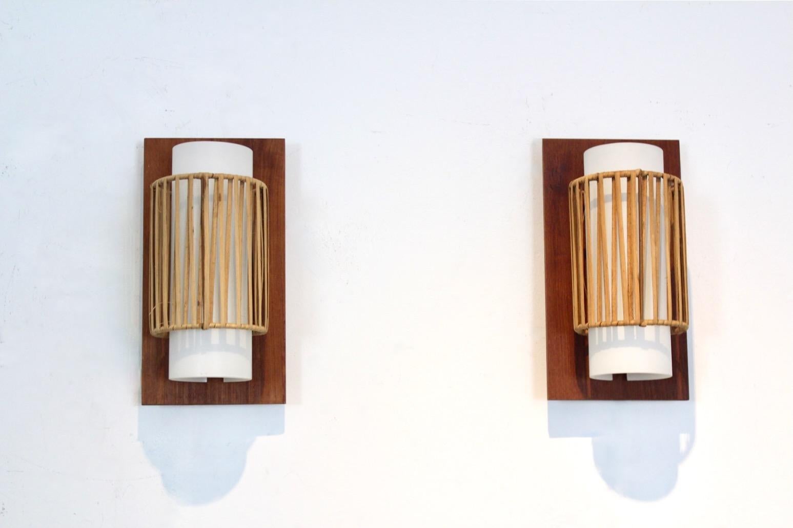 Coppia naturale di applique in rattan, teak e vetro opalino in vendita 4
