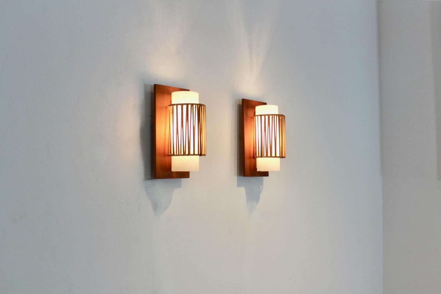 Coppia naturale di applique in rattan, teak e vetro opalino in vendita 5