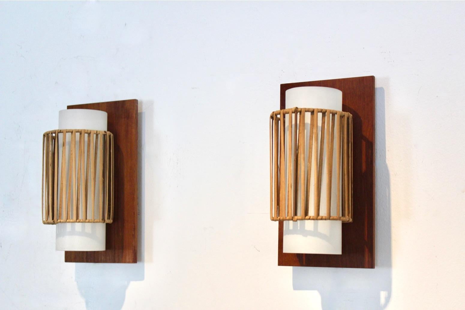 Mid-Century moderno Coppia naturale di applique in rattan, teak e vetro opalino in vendita