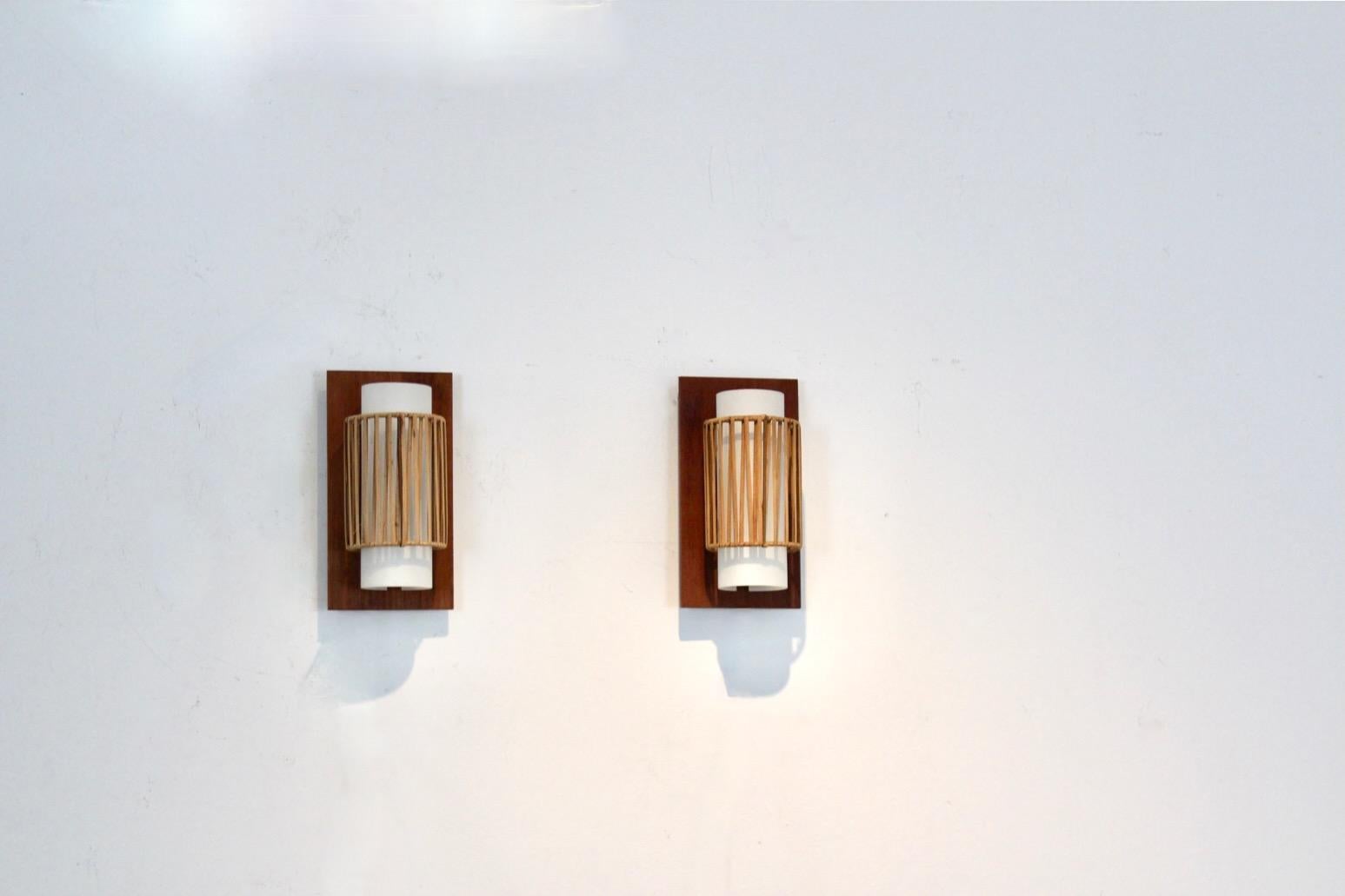 Olandese Coppia naturale di applique in rattan, teak e vetro opalino in vendita