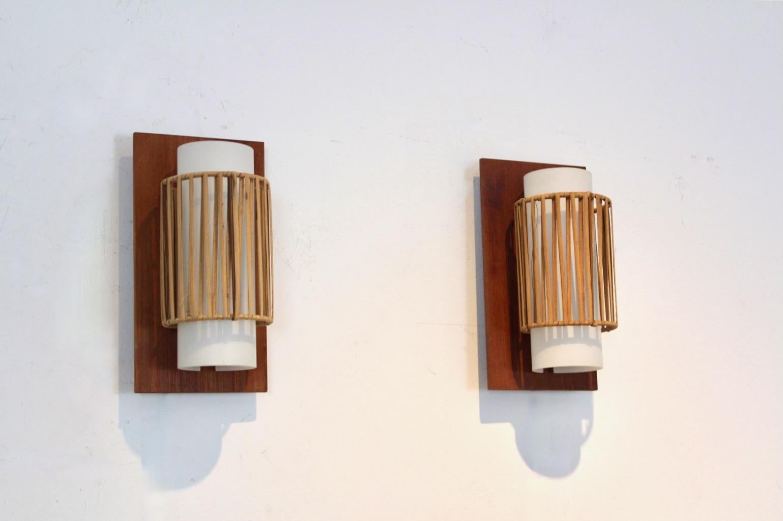 XX secolo Coppia naturale di applique in rattan, teak e vetro opalino in vendita