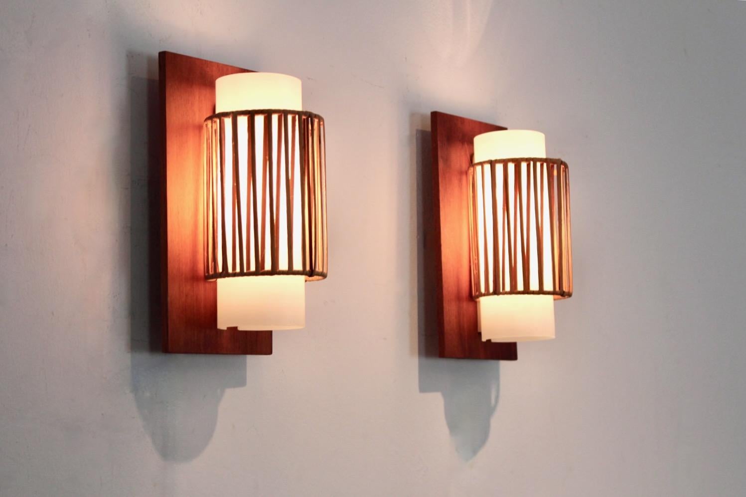 Rattan Coppia naturale di applique in rattan, teak e vetro opalino in vendita