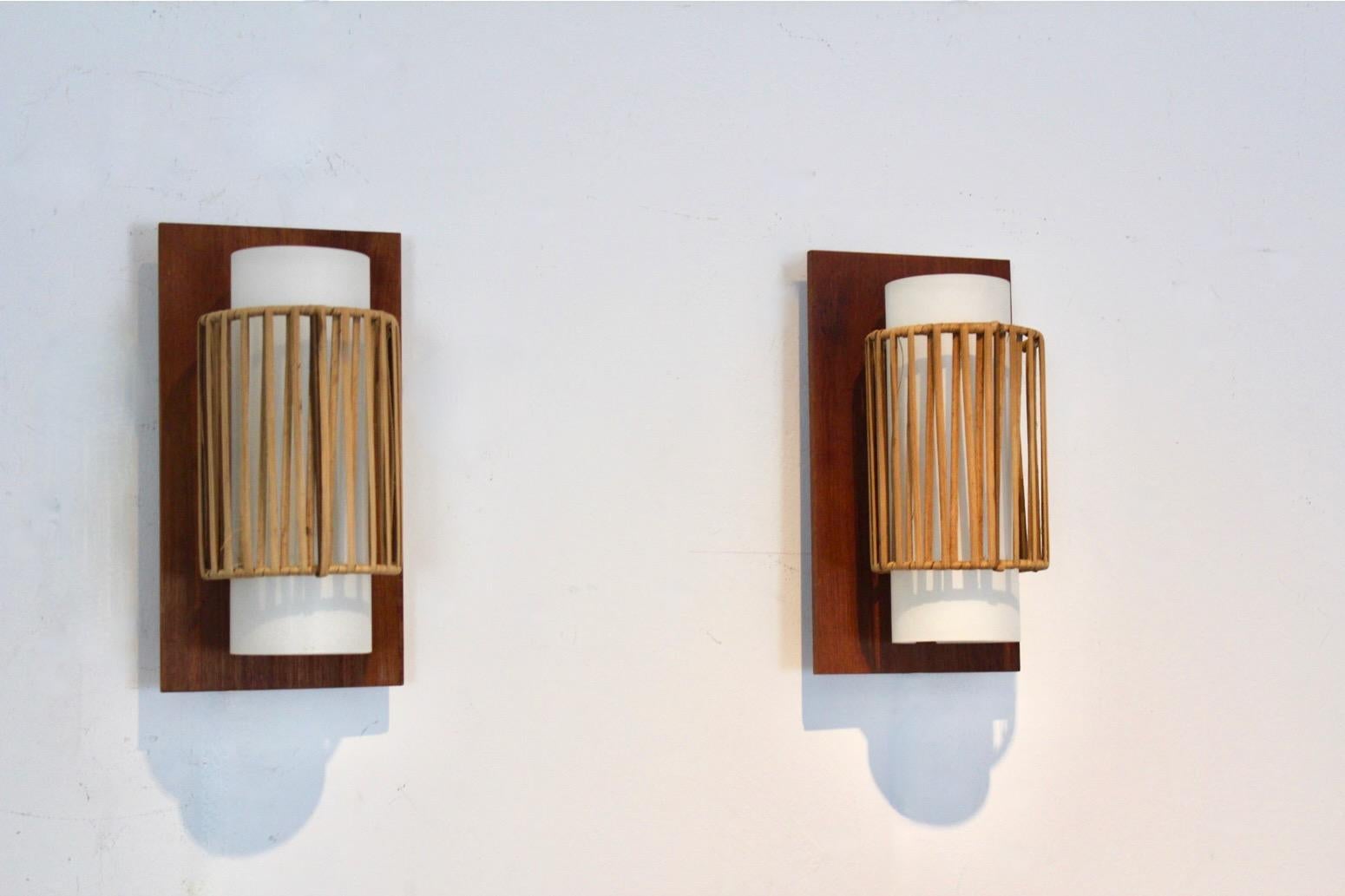 Coppia naturale di applique in rattan, teak e vetro opalino in vendita 1