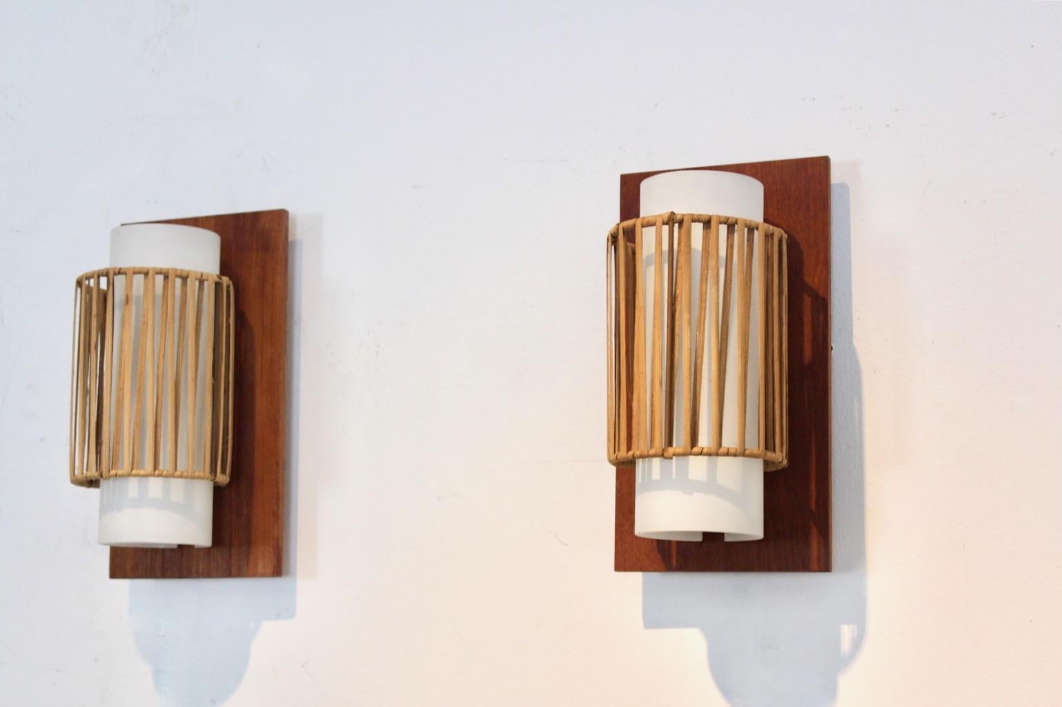 Coppia naturale di applique in rattan, teak e vetro opalino in vendita 2