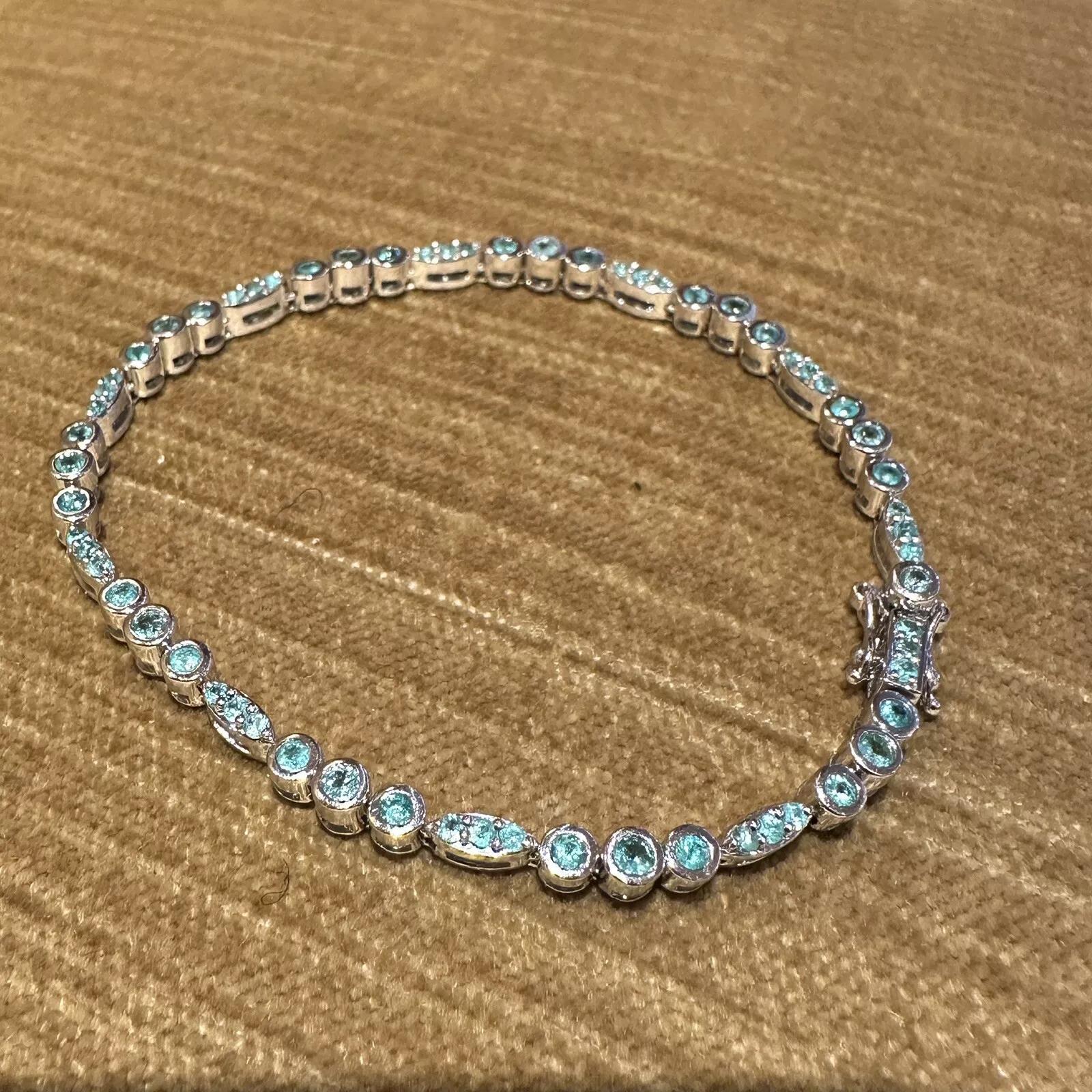 Bracciale tennis con tormalina naturale Paraiba in oro bianco 18 carati

Il bracciale con tormaline Paraiba presenta tormaline naturali rotonde incastonate a castone e a rebbi in oro bianco 18 carati. Il bracciale tennis è chiuso da una fibbia a