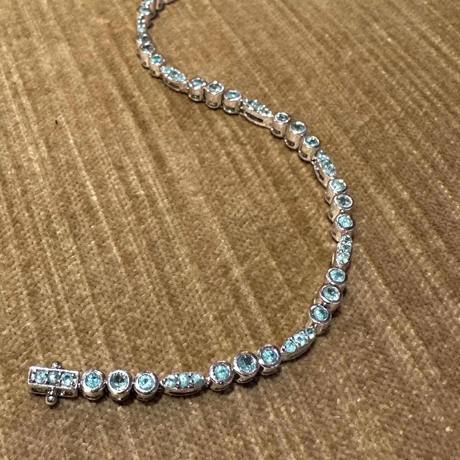 Taglio rotondo Bracciale tennis con tormalina naturale Paraiba in oro bianco 18 carati in vendita