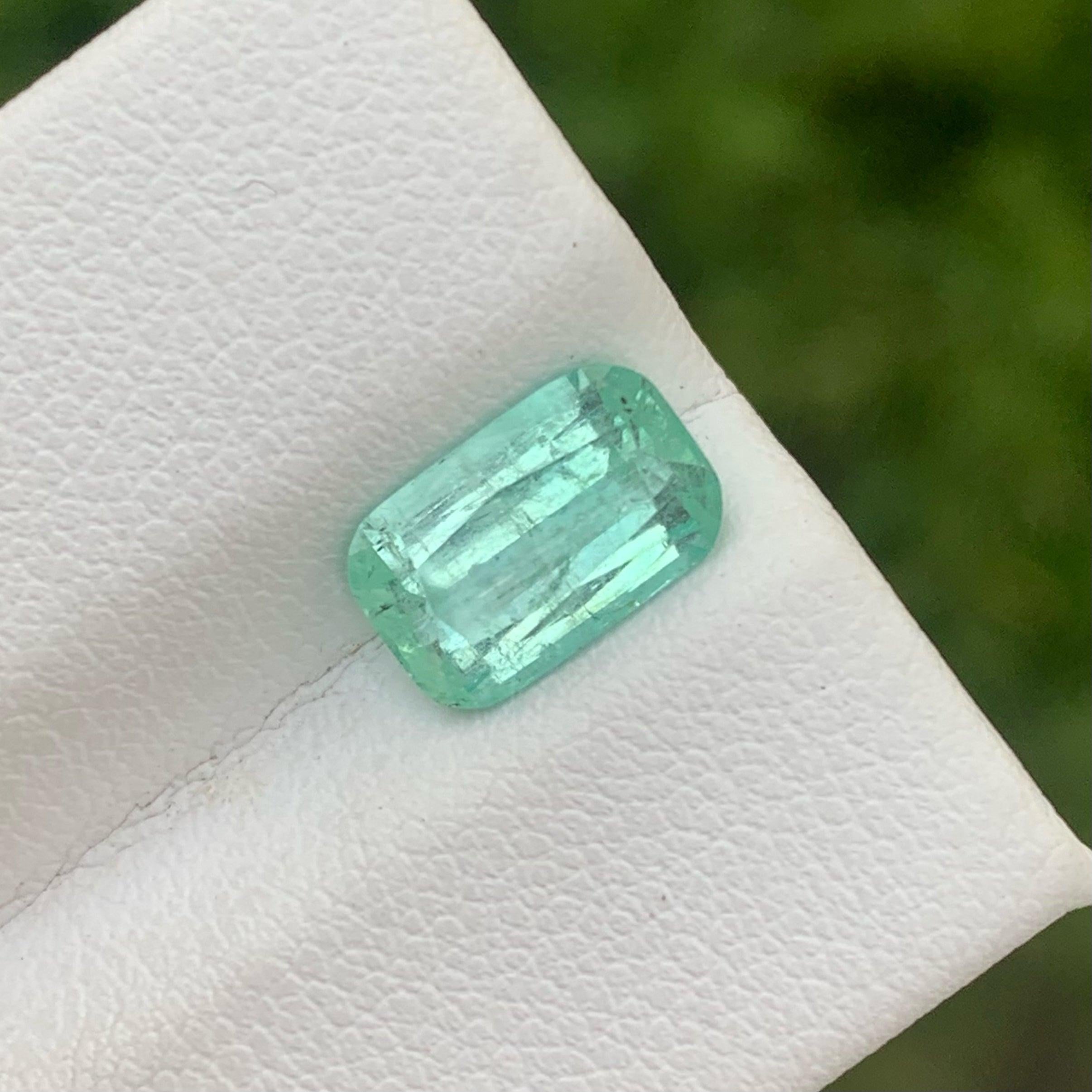 Modern Natural Pastel Green Emerald Stone 1.95 Carats Gemstone for Jewelry Making For Sale