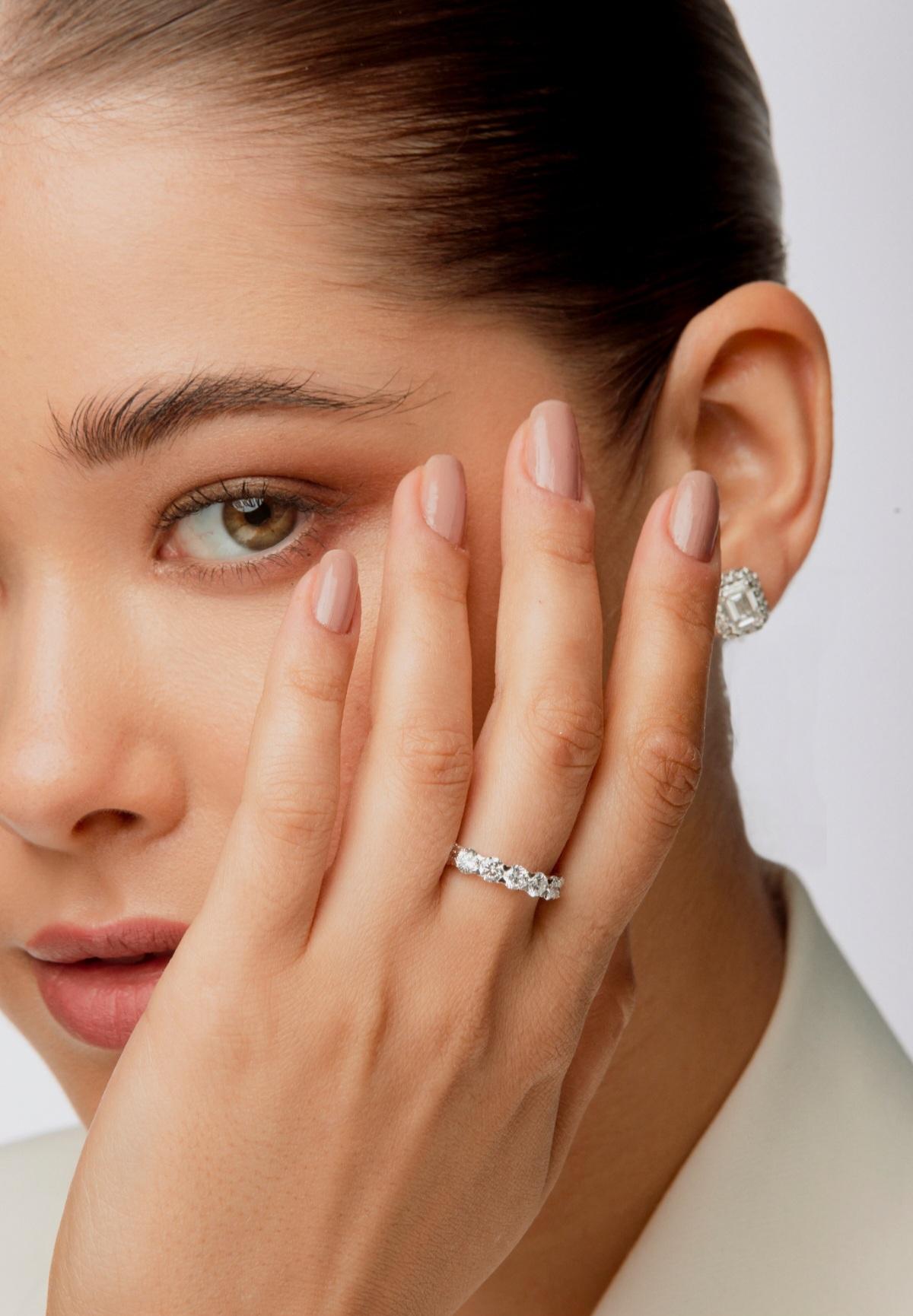 Natürlicher Pave Diamant 14k Weißgold Eternity Band Schöner Jahrestag Elegant im Angebot 1