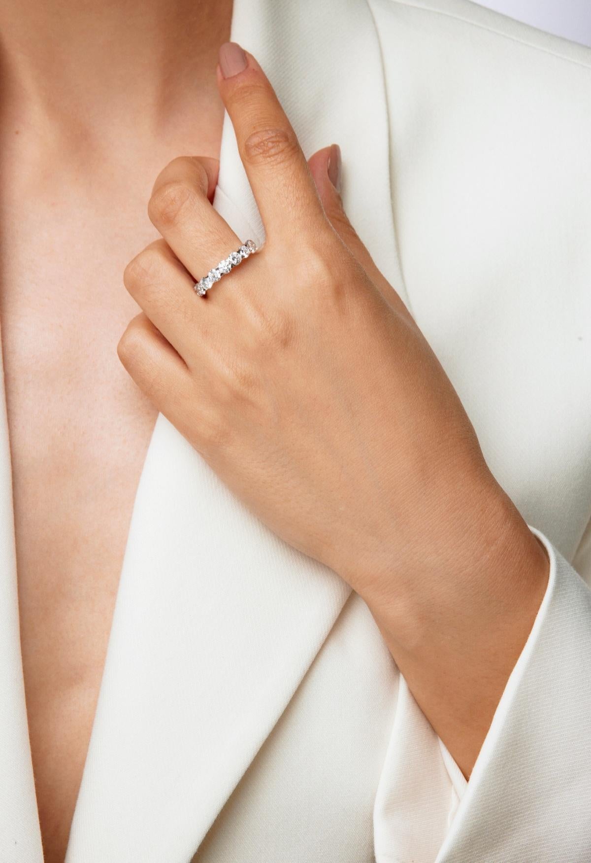 Natürlicher Pave Diamant 14k Weißgold Eternity Band Schöner Jahrestag Elegant im Angebot 2