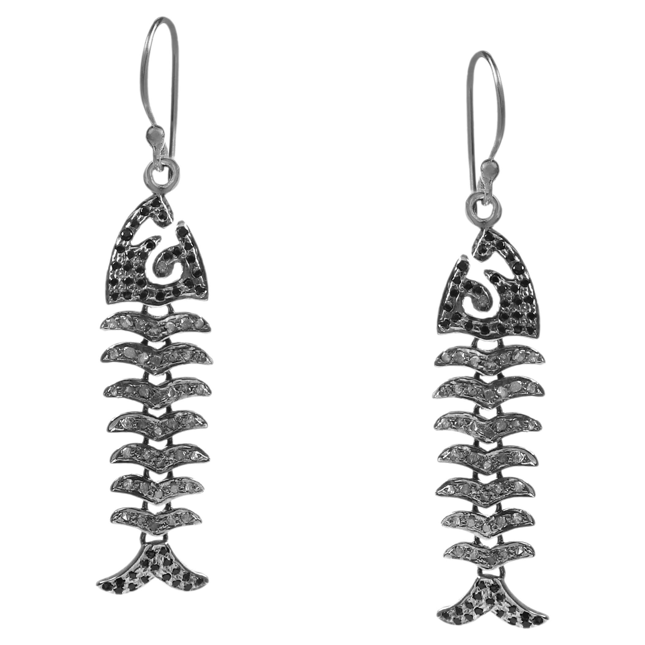 Orecchini in argento con pavé di diamanti e zaffiri neri ossidati a forma di avannotti danzanti in vendita