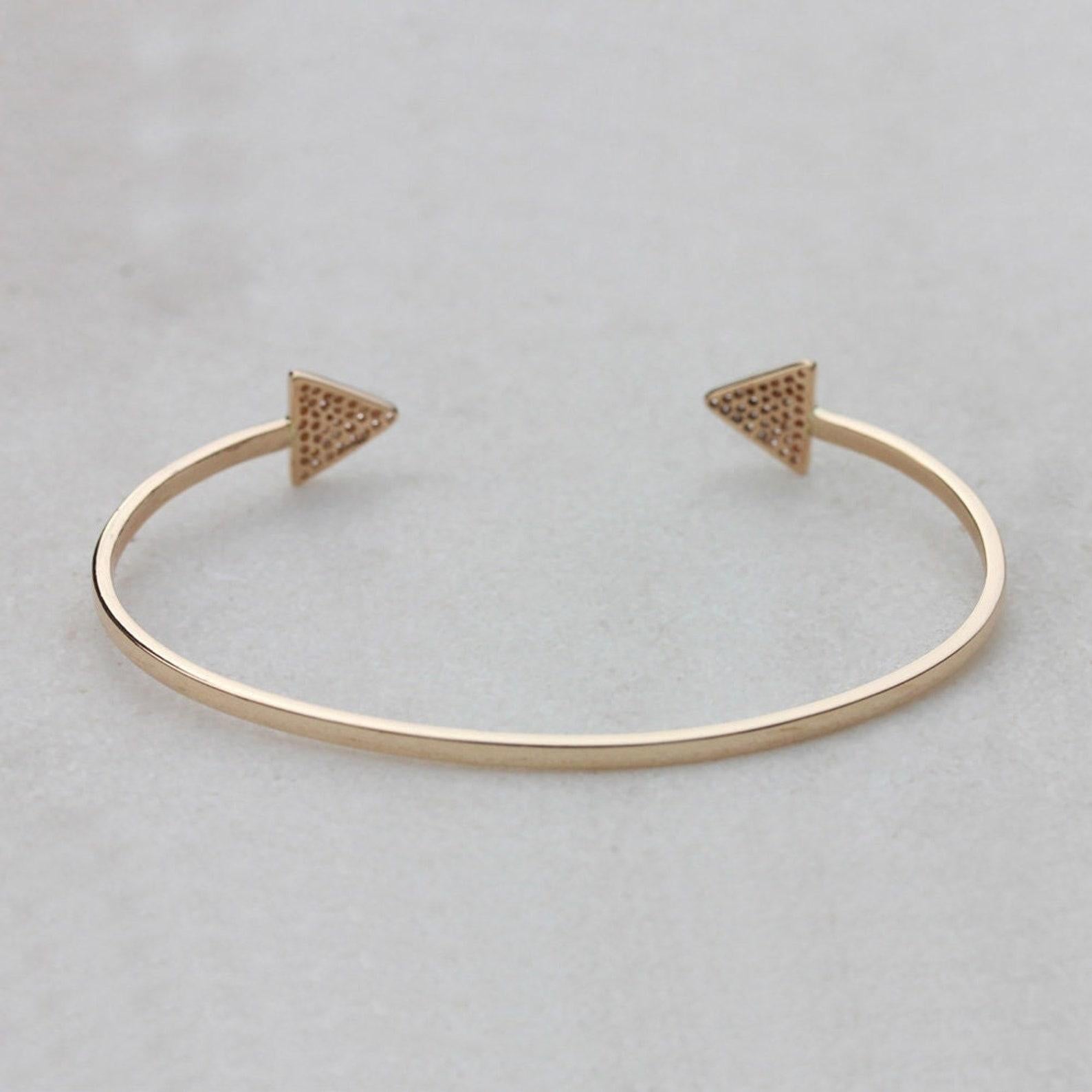 Natural Pave Diamond Bracelet 14k Solid Gold Minimalist Bangle Bracelet For Her.

Bracelet width: 69 Millimetres

Bracelet length: 3 Millimetres

14k Yellow Gold Weight:- 11.55 Grams

Diamond Weight:- 0.38 Carat

Item Size : 69 x 3 MM
