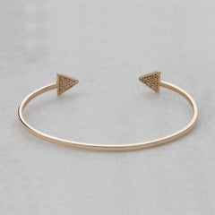 Minimalistischer Armreif aus 14k massivem Gold mit natürlichem Pave-Diamantpavé für sie.