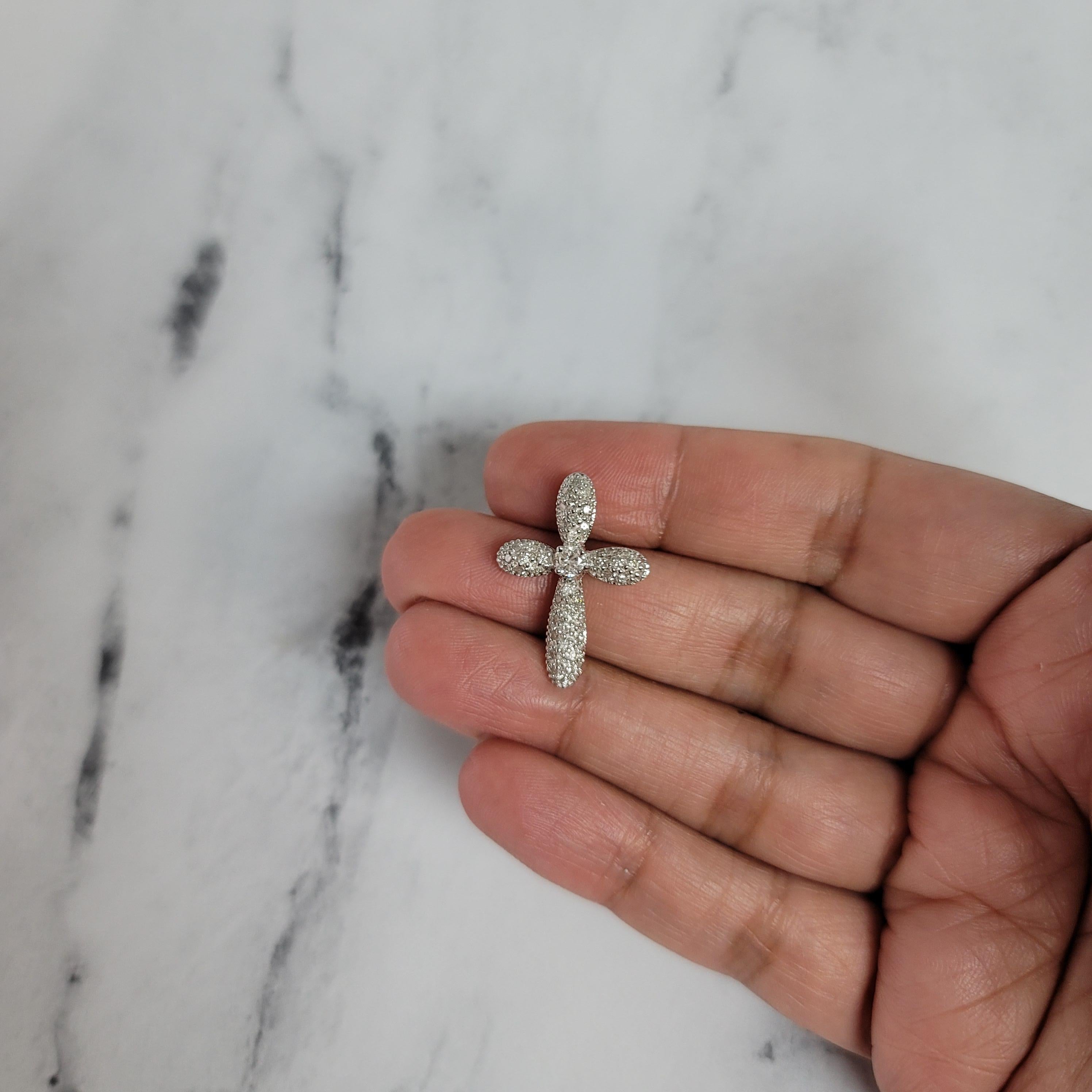 Taille ronde Pendentif croix en diamant pavé naturel .54cttw or blanc 14k en vente
