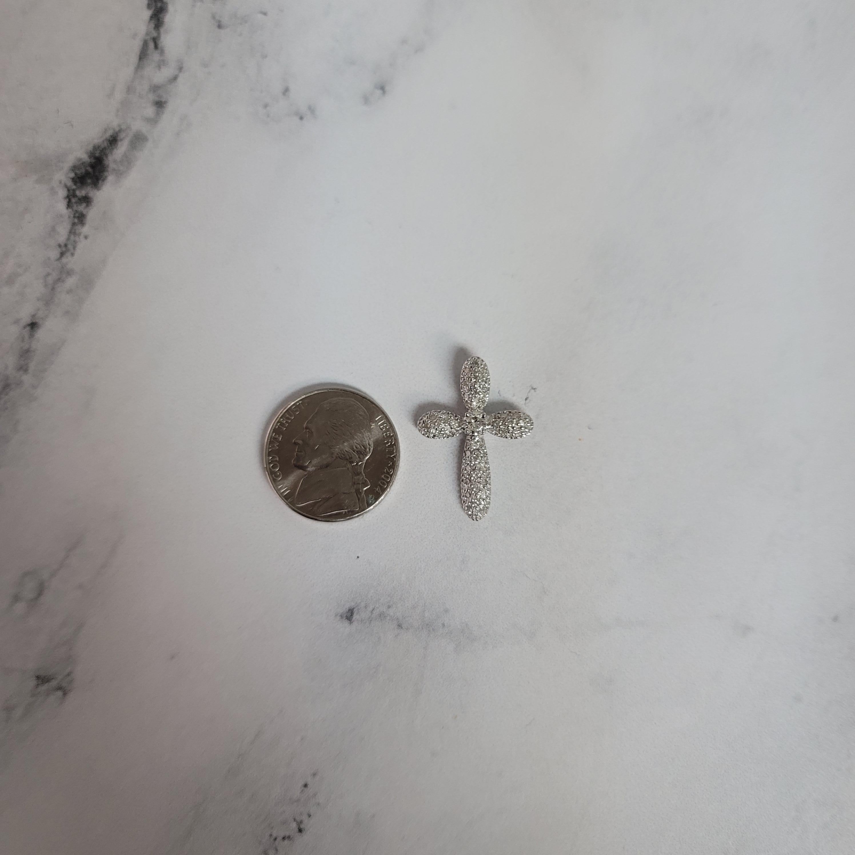 Pendentif croix en diamant pavé naturel .54cttw or blanc 14k Neuf - En vente à Sugar Land, TX