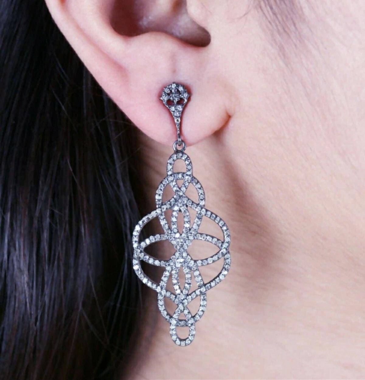 Orecchino di design con diamanti naturali per donna in argento 925.

Creazione della Pietra Principale
Naturale
Tagliare
Molto buono
Metallo
Argento
Peso totale dei carati
1.00 - 1.24
Pietra principale
Diamante
Impostazione dello