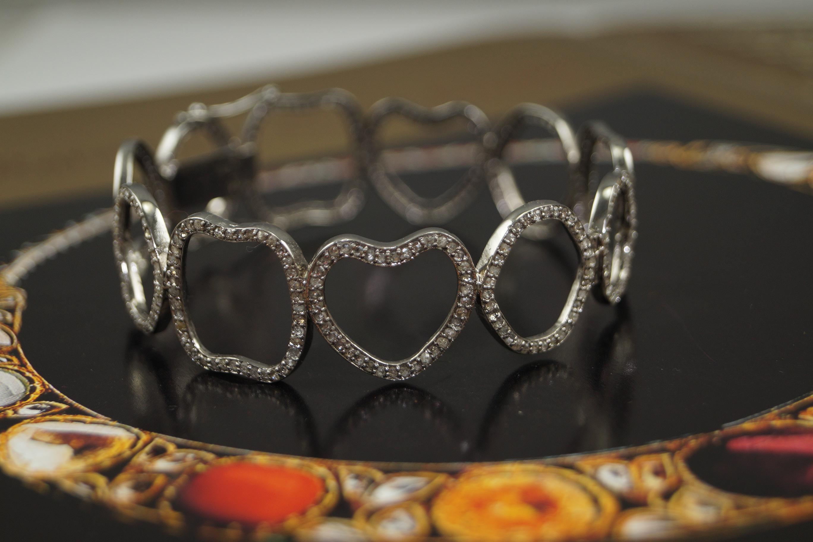 Cet élégant bracelet à charnière se compose de :

Diamant - 3,50cts
Type de diamant : Diamants pavés
Couleur du diamant : Whiting 
Certificat de diamant - certifié naturel
Métal : Argent
Pureté du métal : Argent Sterling ou 92,5 % pur