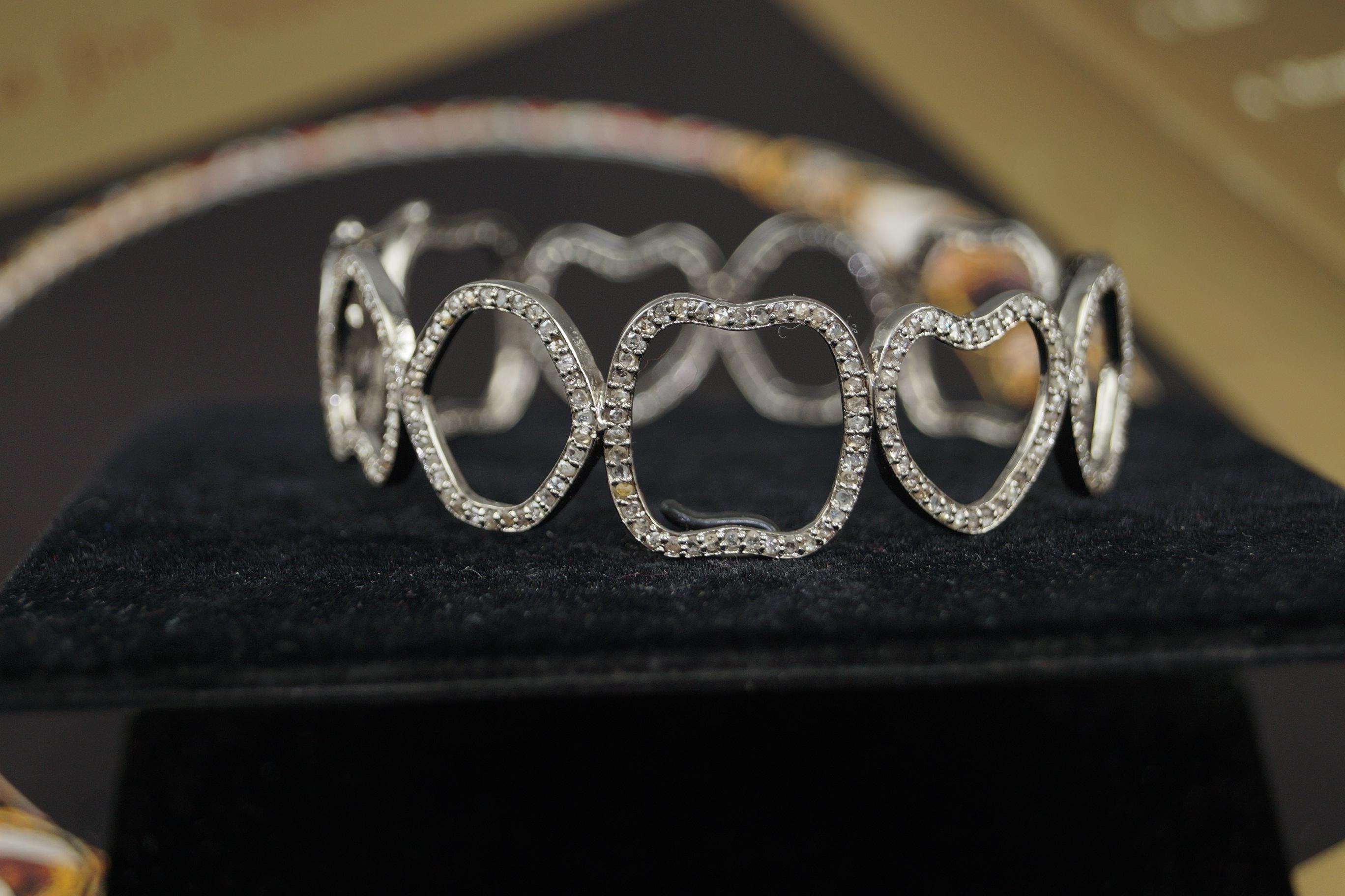 Natural pave diamond designer oxidized sterling silver bracelet In New Condition For Sale In Delhi, DL