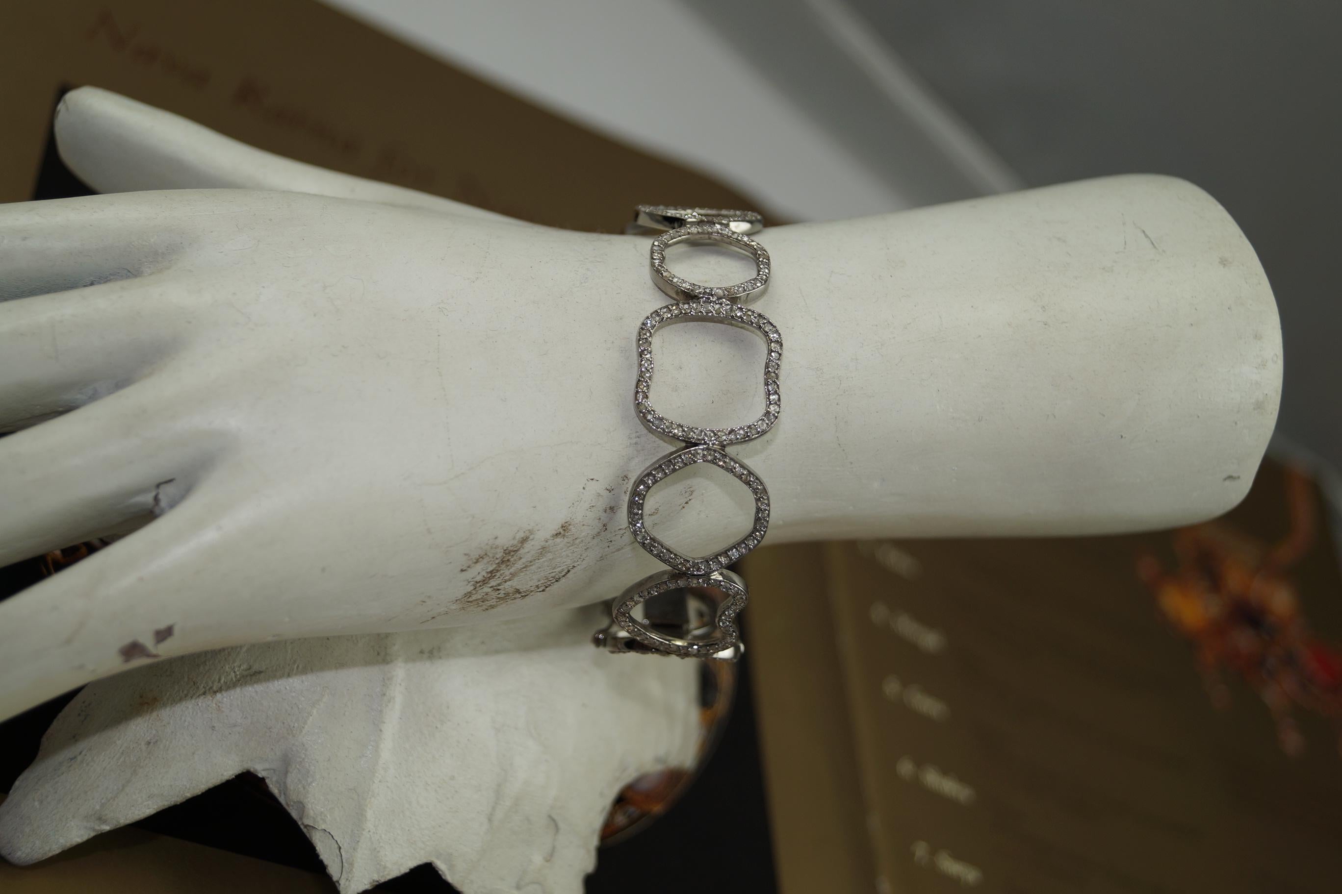 Designer-Armband aus oxidiertem Sterlingsilber mit natürlichen Diamanten in Pavé-Optik im Angebot 3