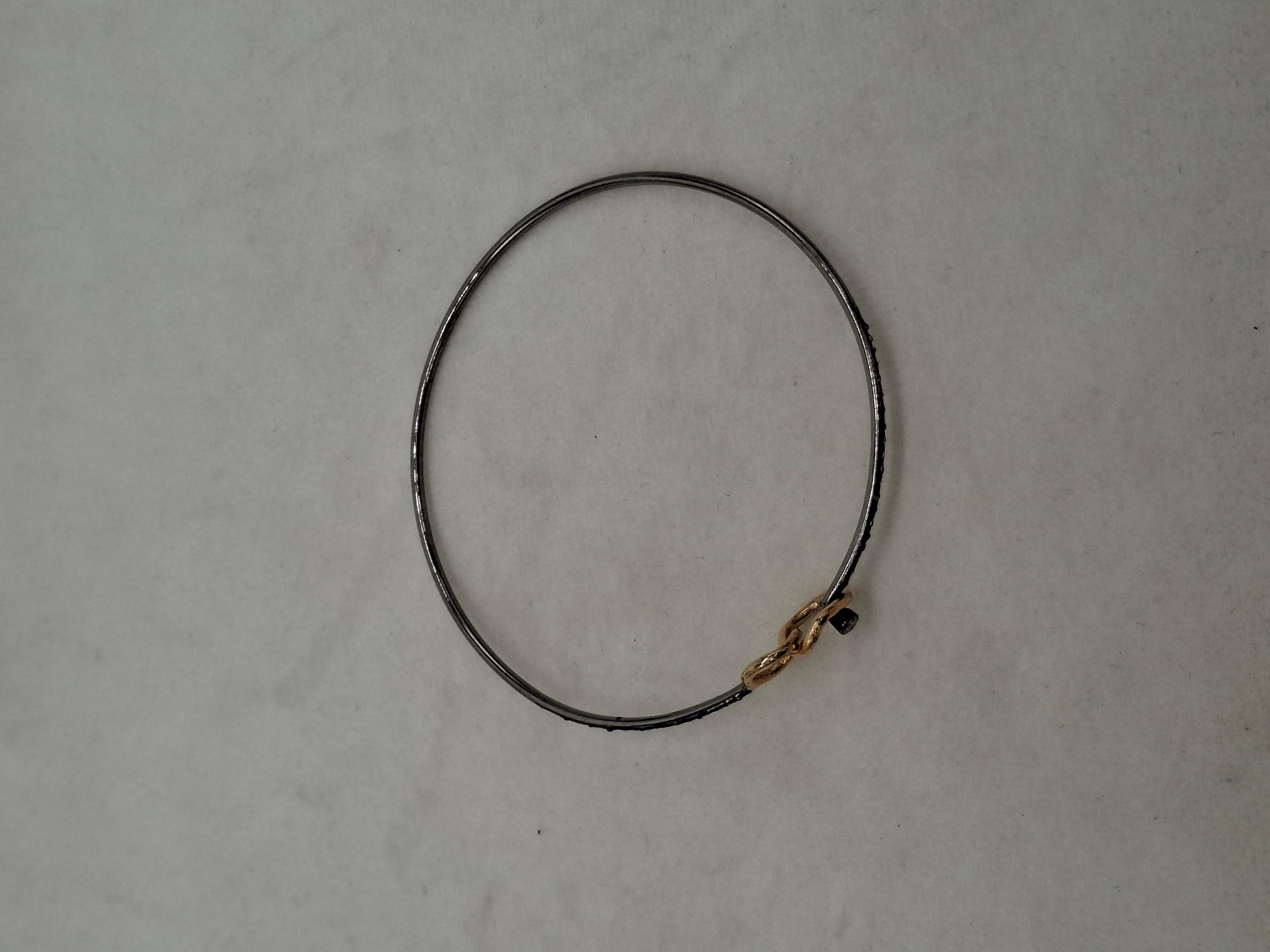 Pulsera elegante de plata de ley oxidada de diseño con pavé de diamantes naturales en venta 3