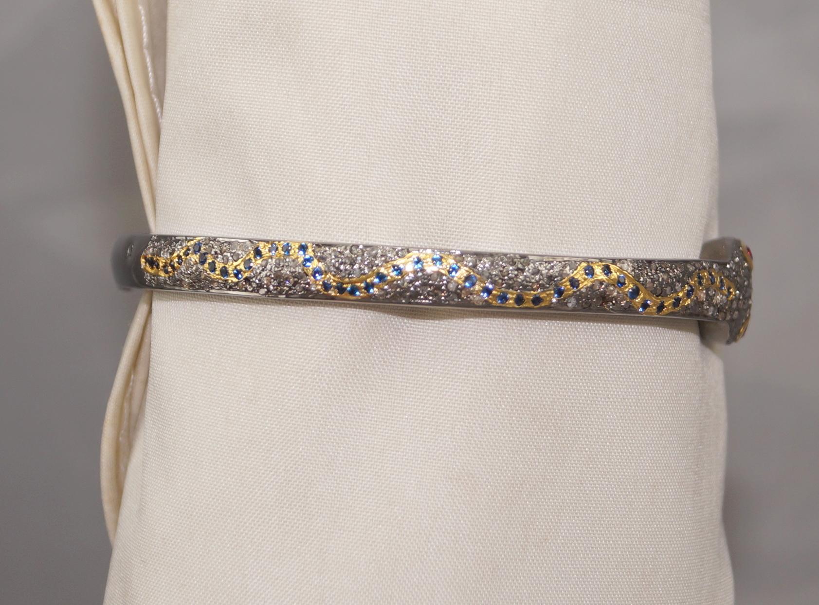 Natural pave diamond designer snake oxidized sterling silver ruby bracelet In New Condition For Sale In Delhi, DL