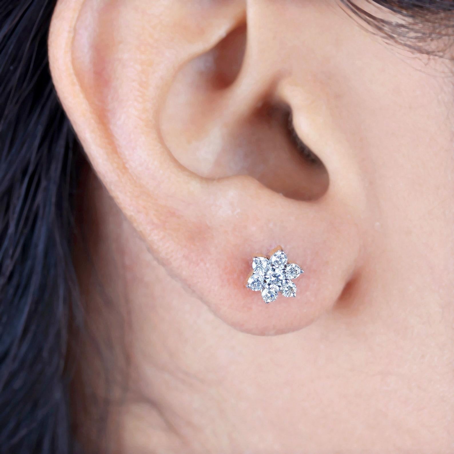 Art déco Magnifique clou d'oreilles d'anniversaire en or jaune 14 carats avec diamants pavés naturels en vente