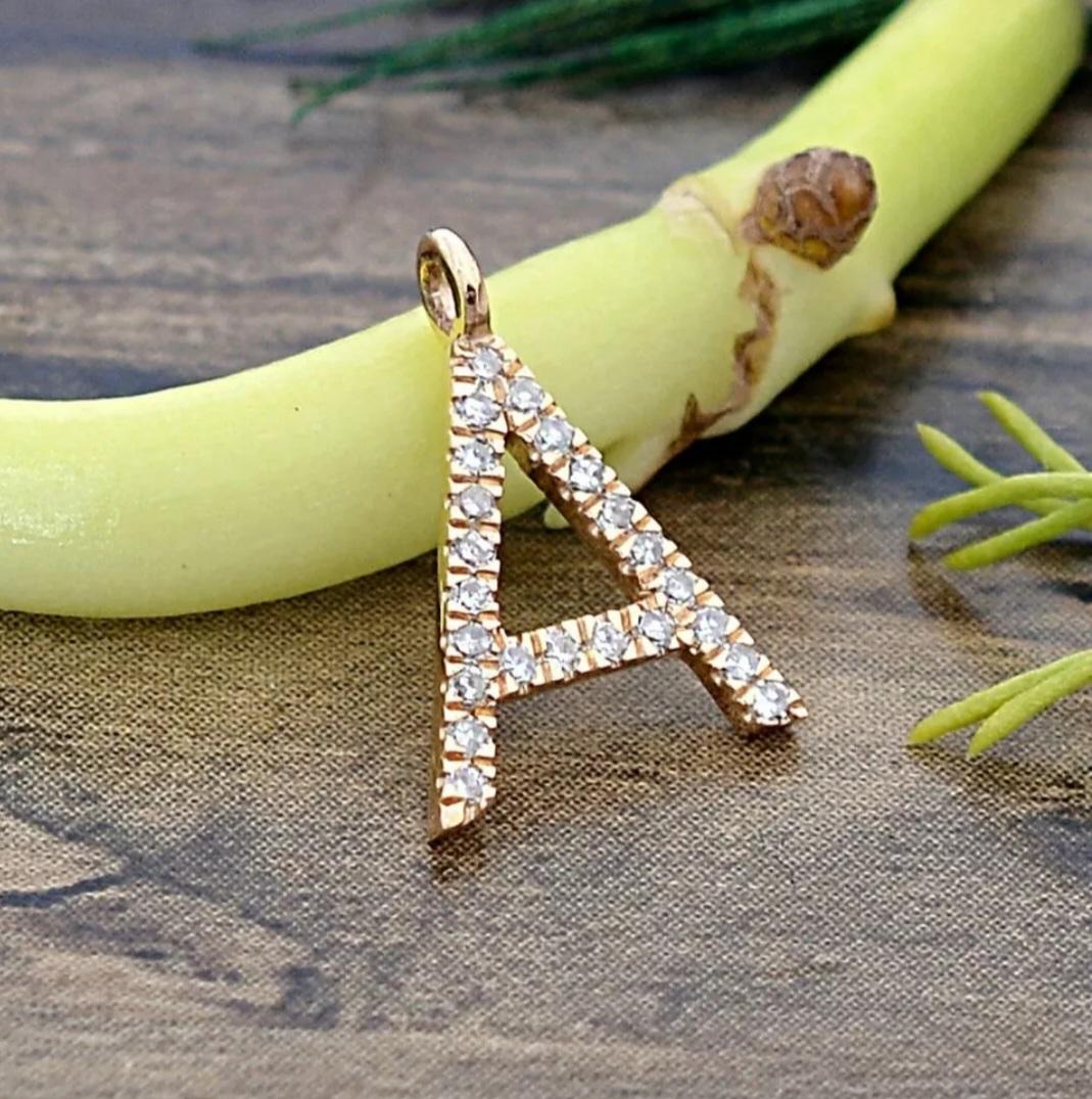  Ciondolo iniziale in oro 14k con pave di diamanti Nature Ciondolo alfabetico Regalo di compleanno.

Metallo di base
Oro giallo
Certificazione
14K Punzonato, IGI
Colore della pietra principale A. Stone
Bianco/Incolore
Metallo
Oro giallo
Peso in