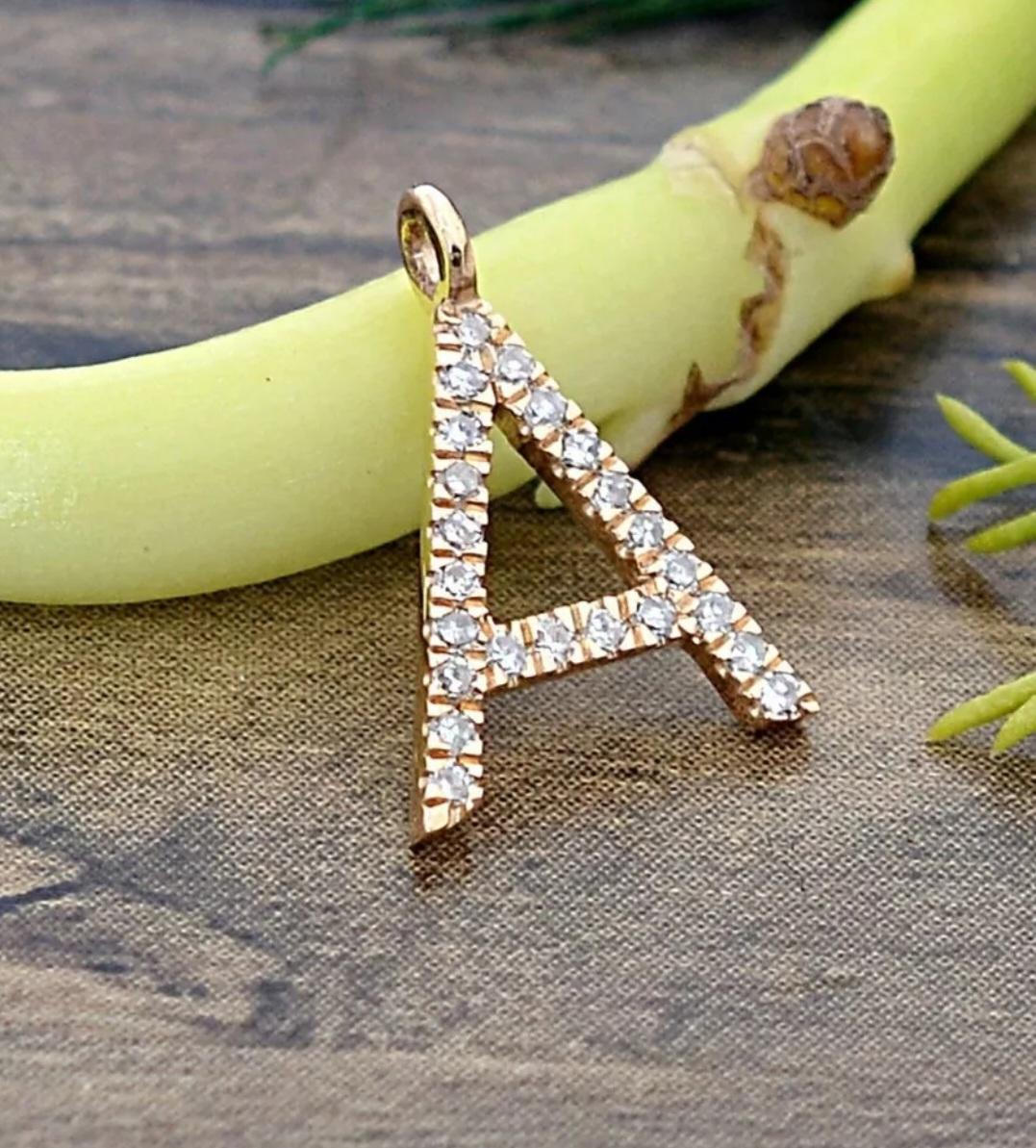 Ciondolo iniziale in oro 14k con pave di diamanti Nature Ciondolo alfabetico Regalo di compleanno. in vendita 1