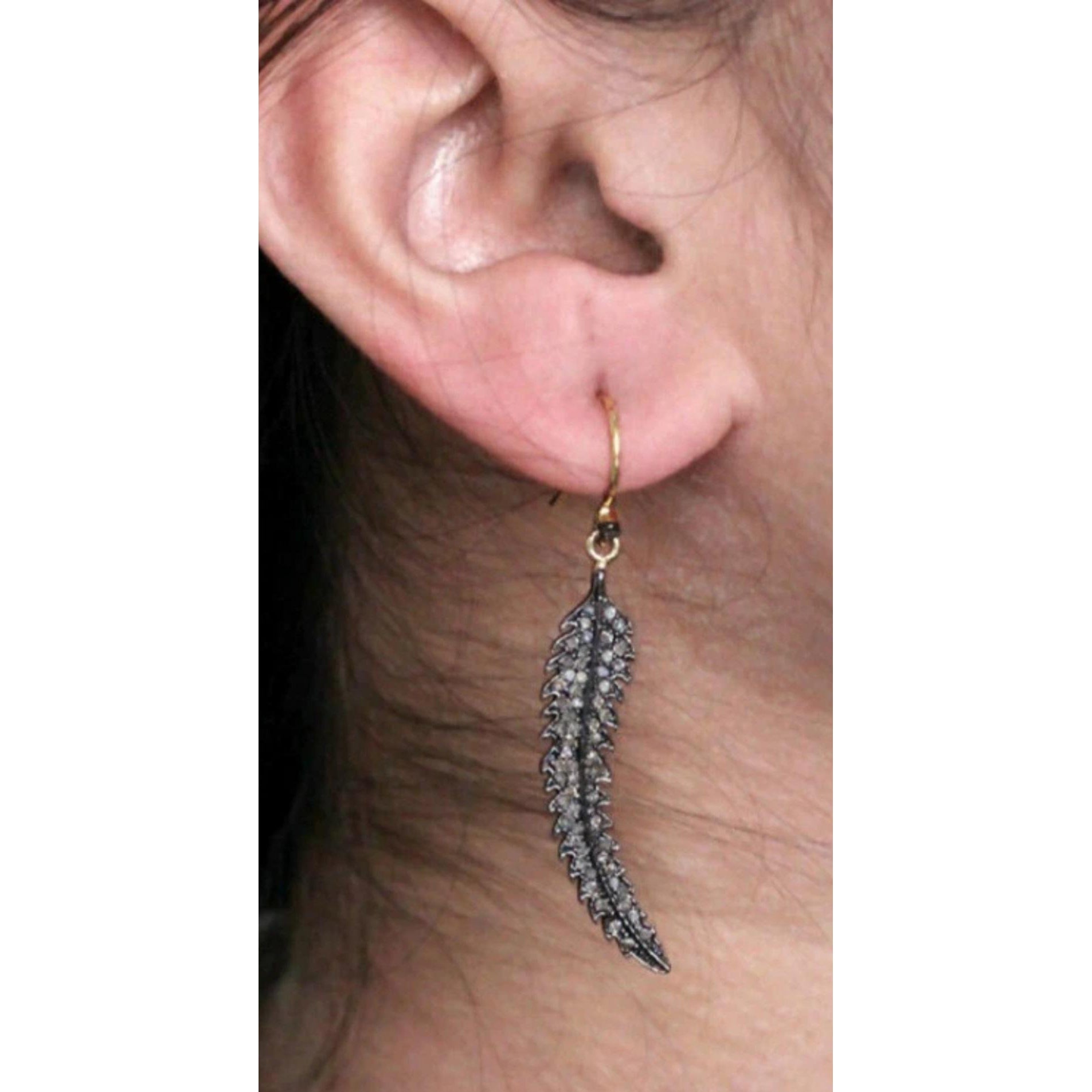 Boucles d'oreilles design en argent 925 avec diamants naturels pavés et feuilles.