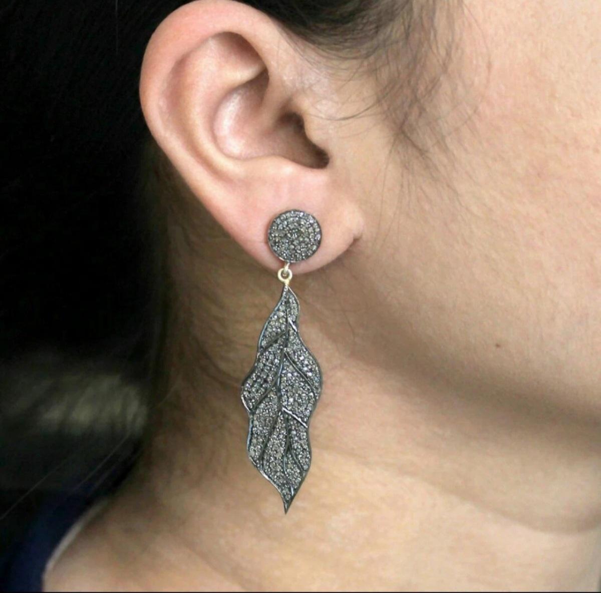 Orecchini di design a tema foglia con diamanti naturali in argento 925.

Peso totale circa     14,00 grammi

Diamante  circa  da 2,60 a 2,80 carati 

Dimensione   60 mm x 16 mm circa


A.R.P. T.I..

Tutti gli articoli sono personalizzati su