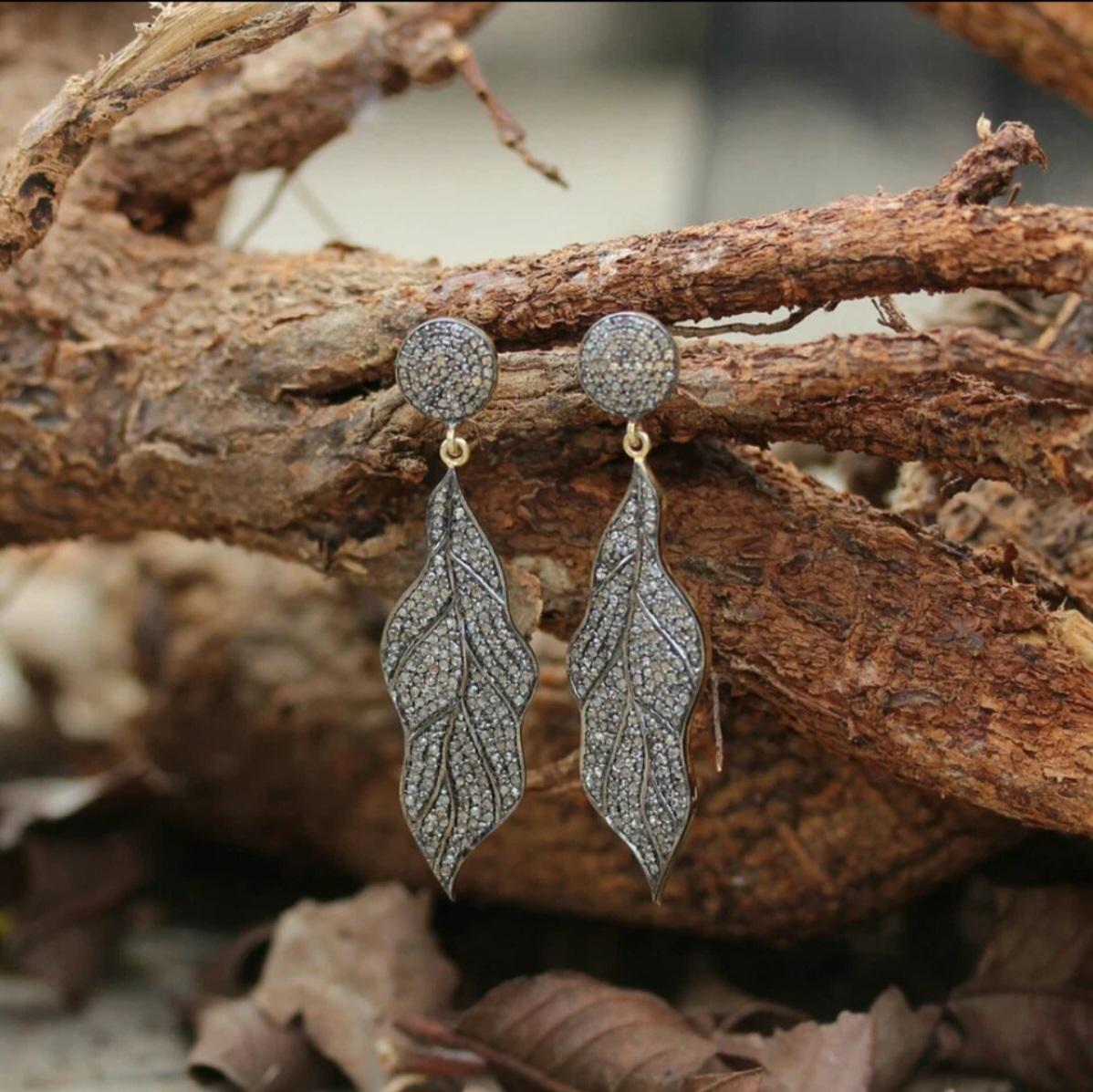 Art Déco Orecchini di design a tema foglia con diamanti naturali in argento 925. in vendita