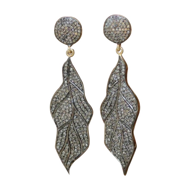 Boucles d'oreilles de designer sur le thème de la feuille de diamants pavés naturels en argent sterling 925.