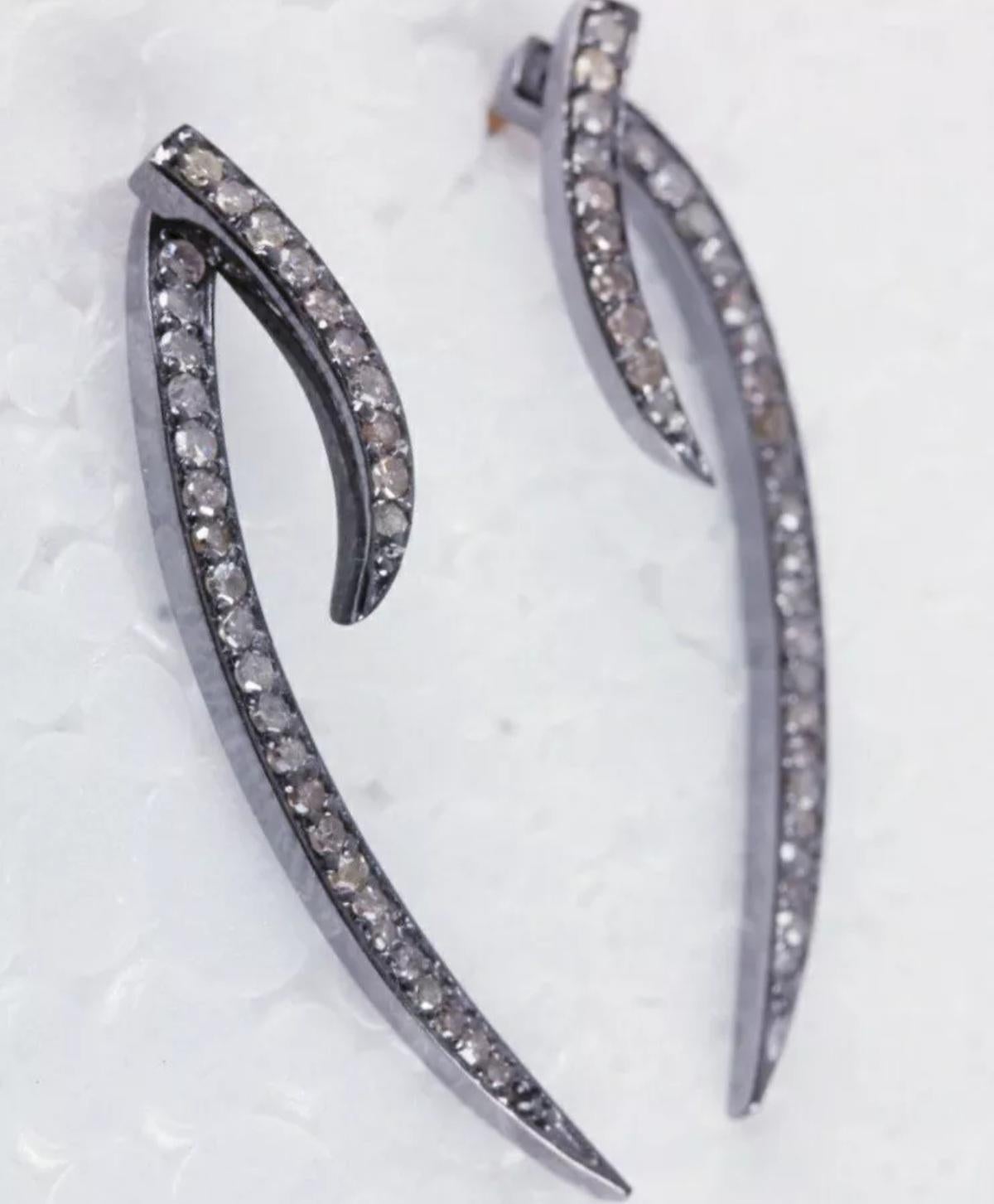 Orecchino con perno a bastoncino lungo con diamante naturale in pavé A. Silver 925. In condizioni Nuovo in vendita a Chicago, IL